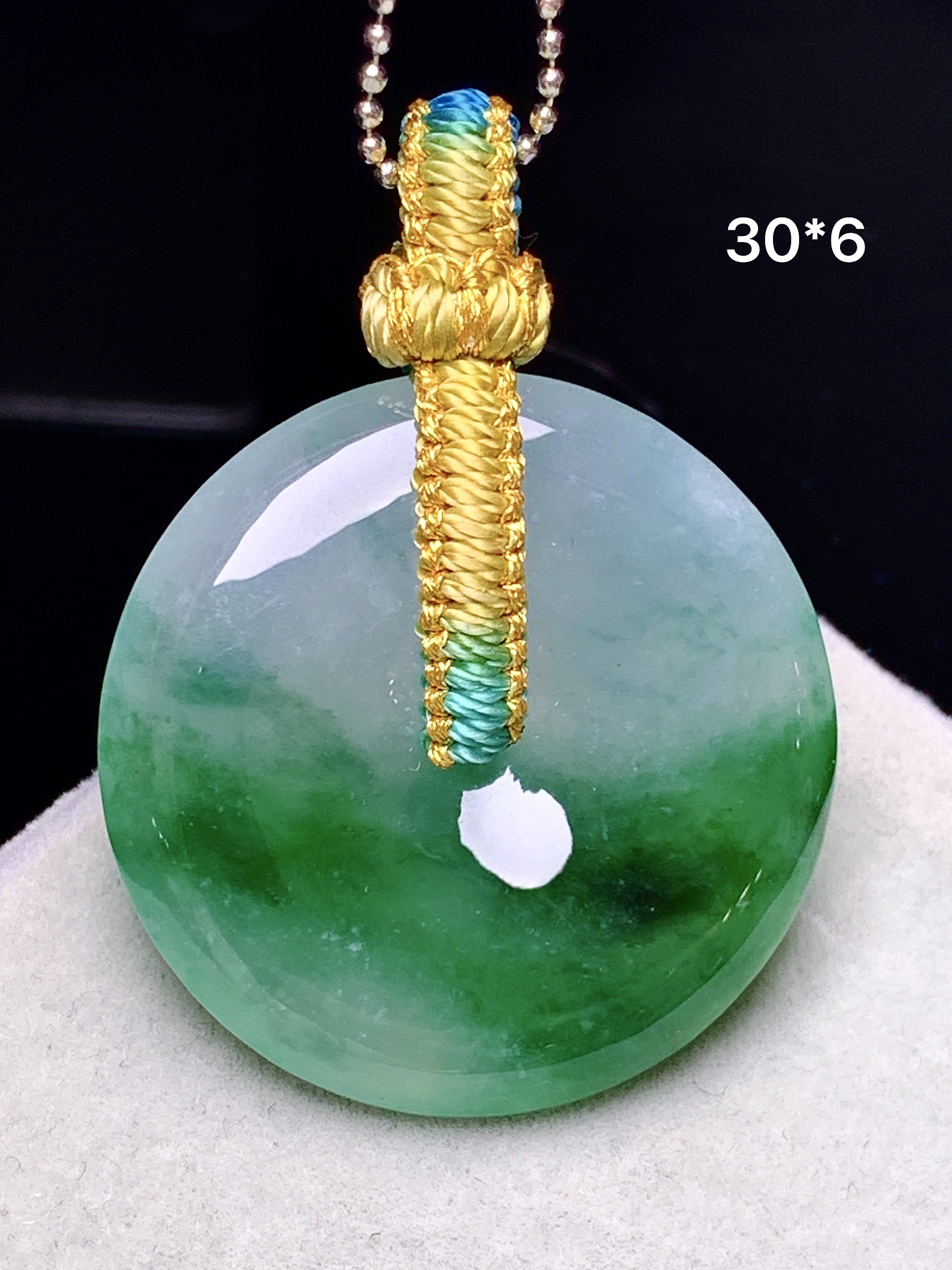 飘绿平安扣吊坠 玉质细腻 色泽艳丽清新 整体尺寸30*6 j1