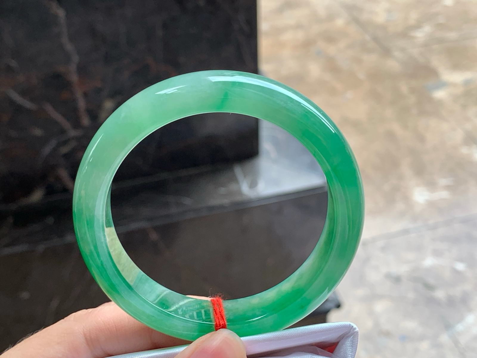 55.5-12.8-8.4
带色手镯^_^有种有色 颜色鲜艳好看 清秀