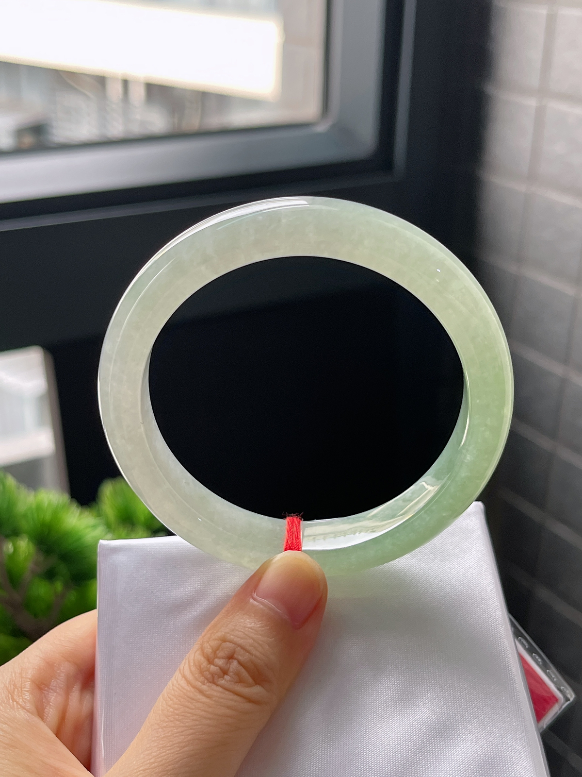 正圈56.1圈口，翡翠冰糯种淡绿色手镯