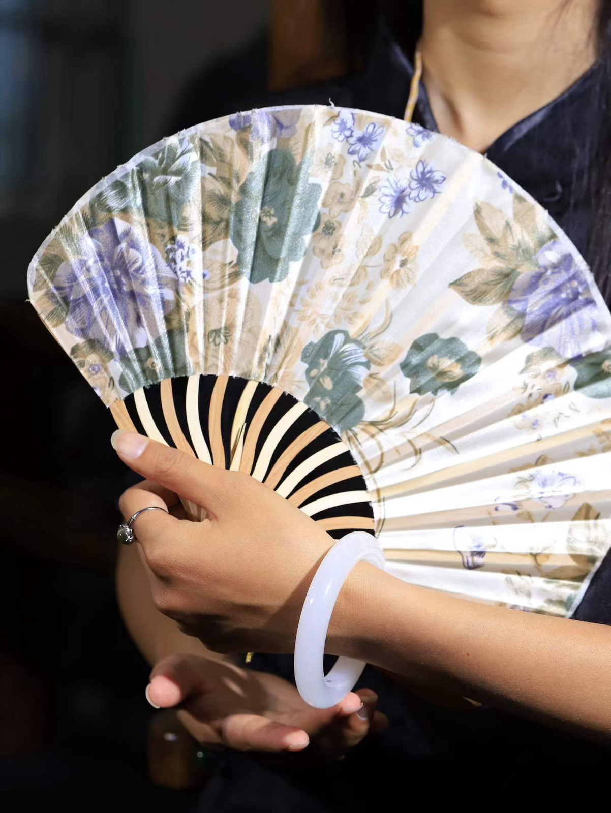 【花样年华·手镯】

精品和田玉白玉手镯，质地油润细腻，色泽高贵典雅，镯型古朴典雅。在诗情画意的雨巷
