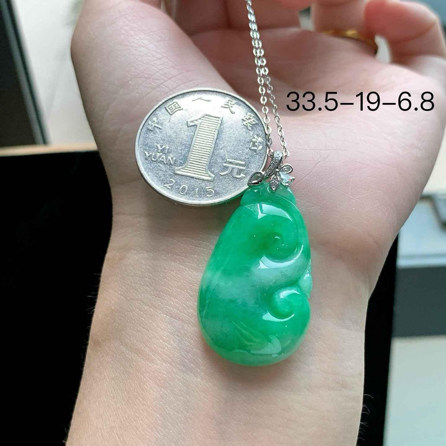 18k金糯化种绿色翡翠如意挂件