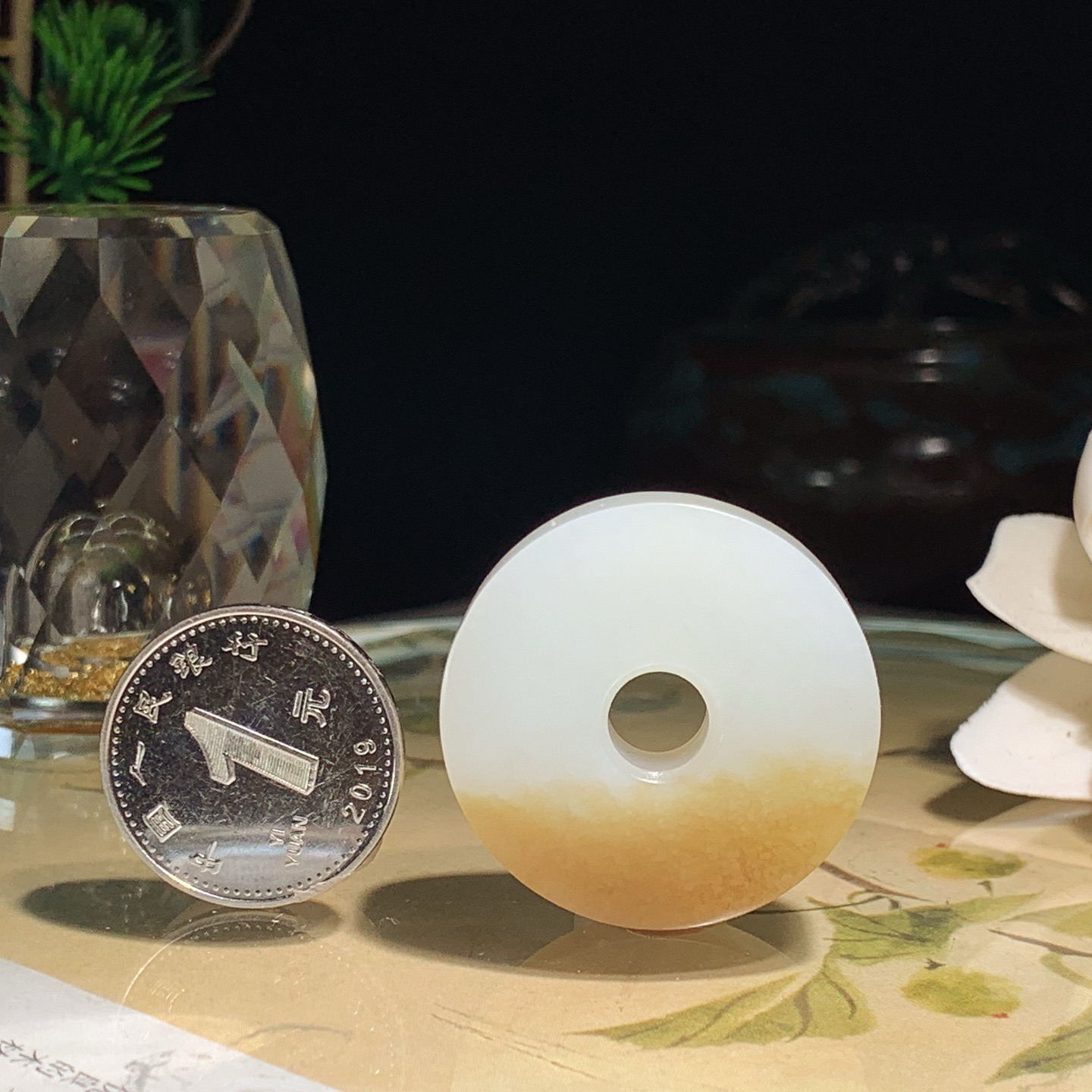 新疆和田玉且末糖平安扣挂件！尺寸30/7重13.8克。玉质细腻油润。手推出油。佩戴高端典雅。lt260610