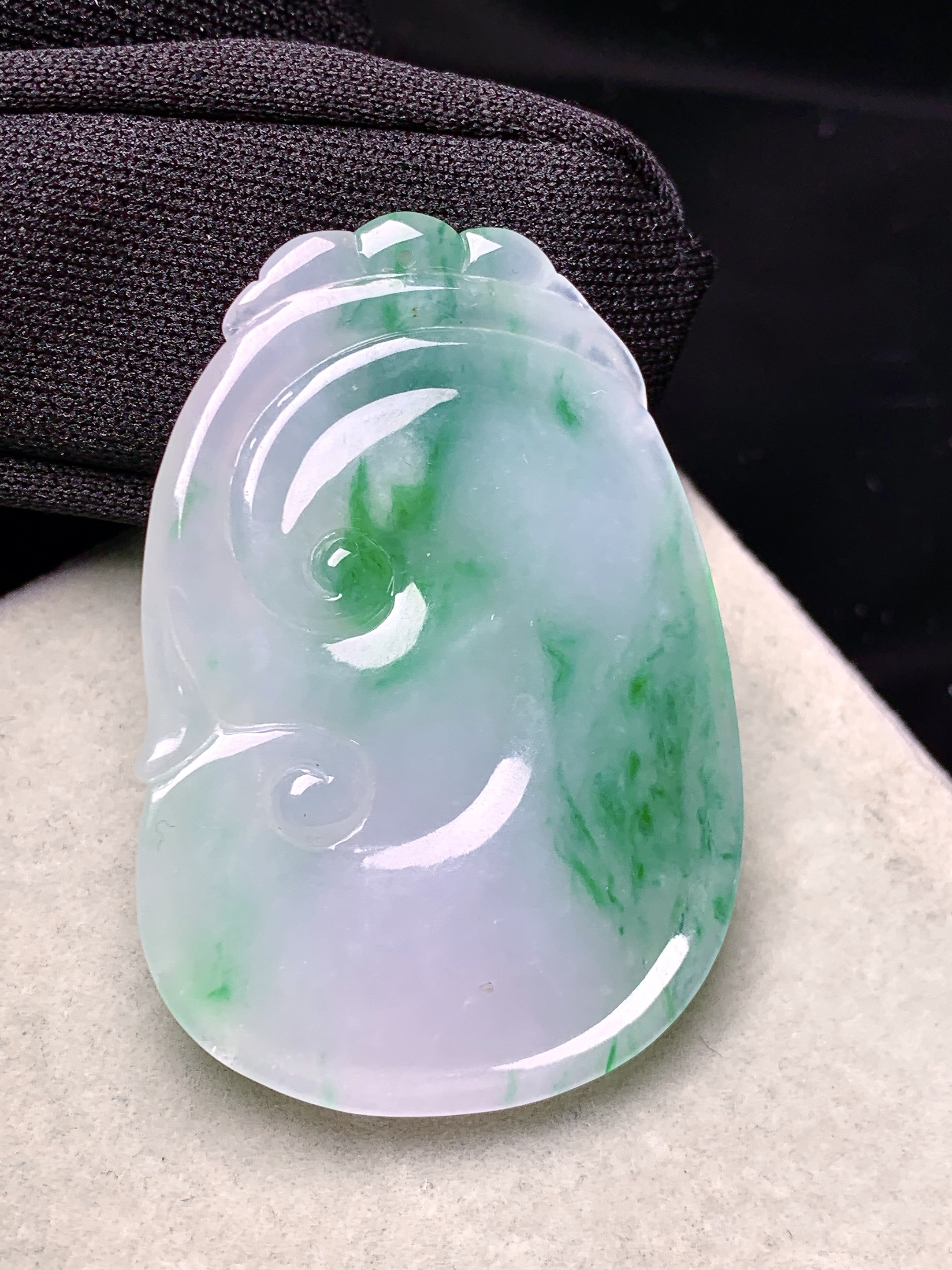 飘绿如意吊坠 玉质细腻 色泽艳丽清新 整体尺寸45*31*5.8 f4
