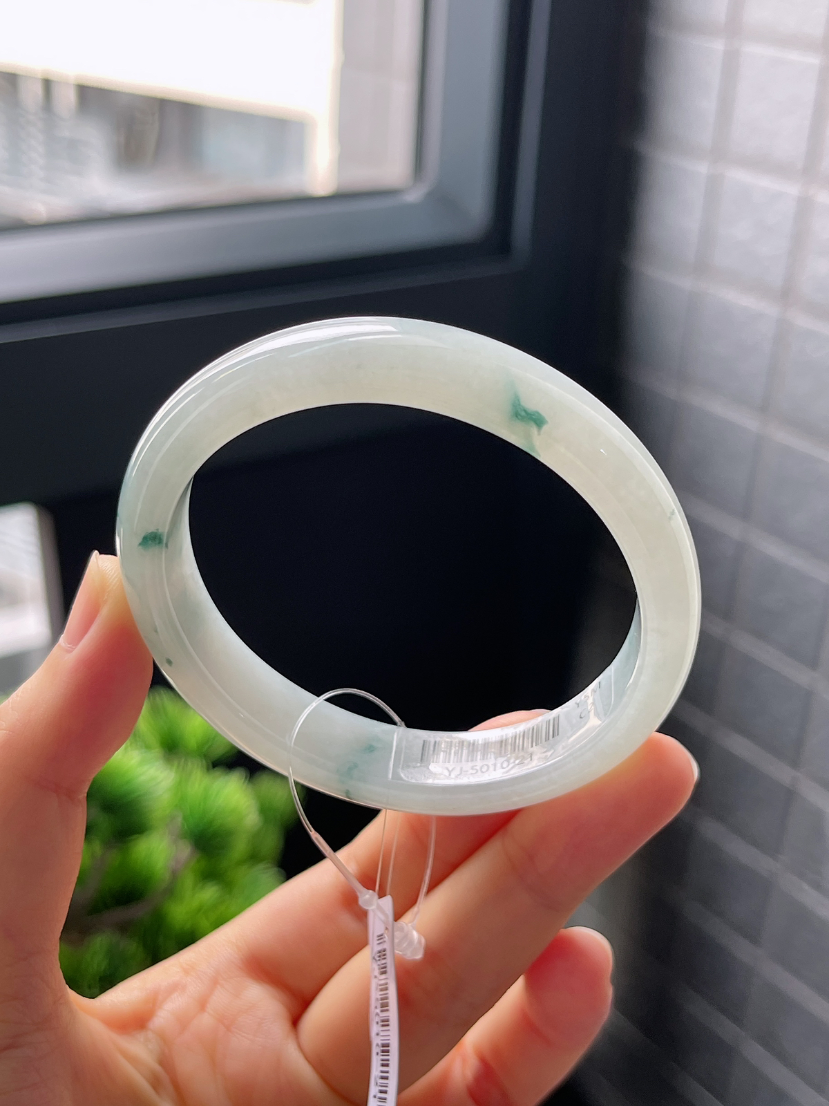 贵妃镯55圈口，翡翠冰糯种飘绿手镯