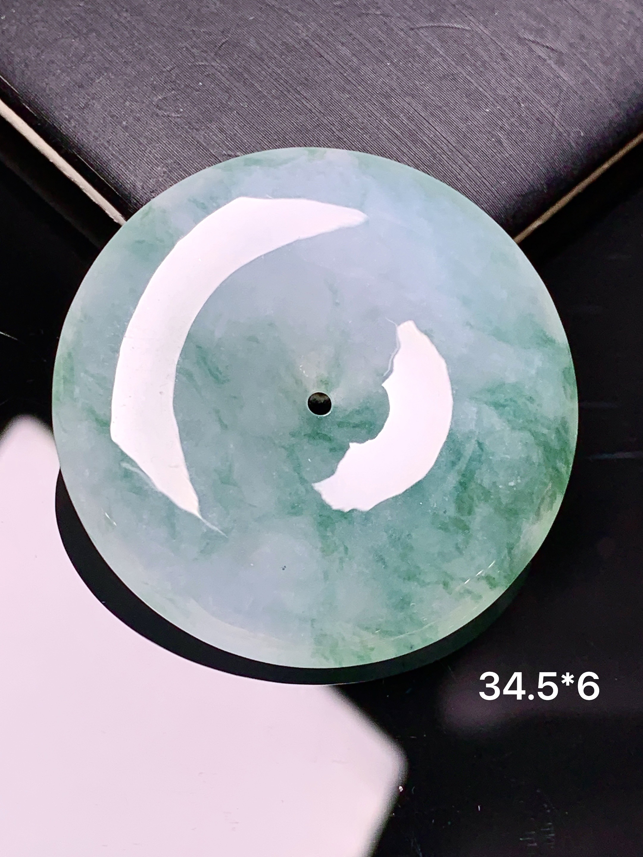 冰种飘绿平安扣吊坠 玉质细腻 色泽艳丽清新 整体尺寸34.5*6 d1