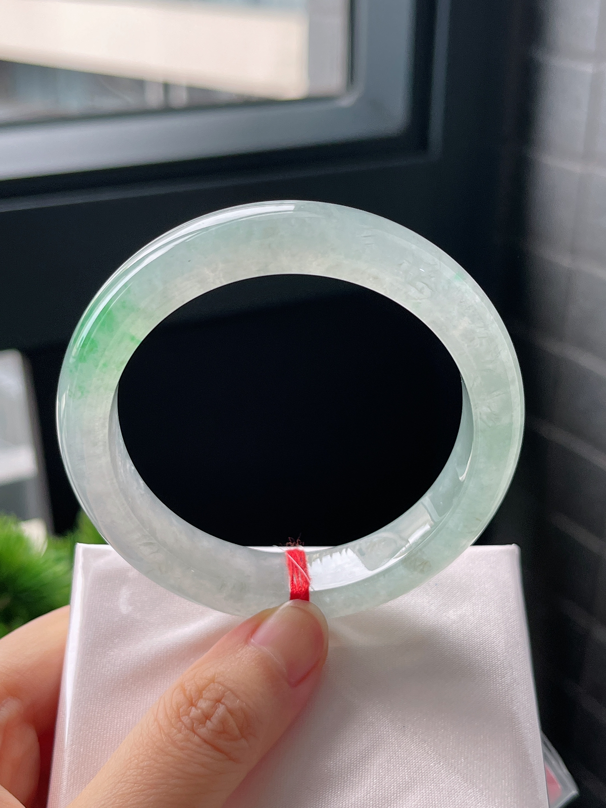 正圈55圈口，翡翠冰糯种飘绿手镯