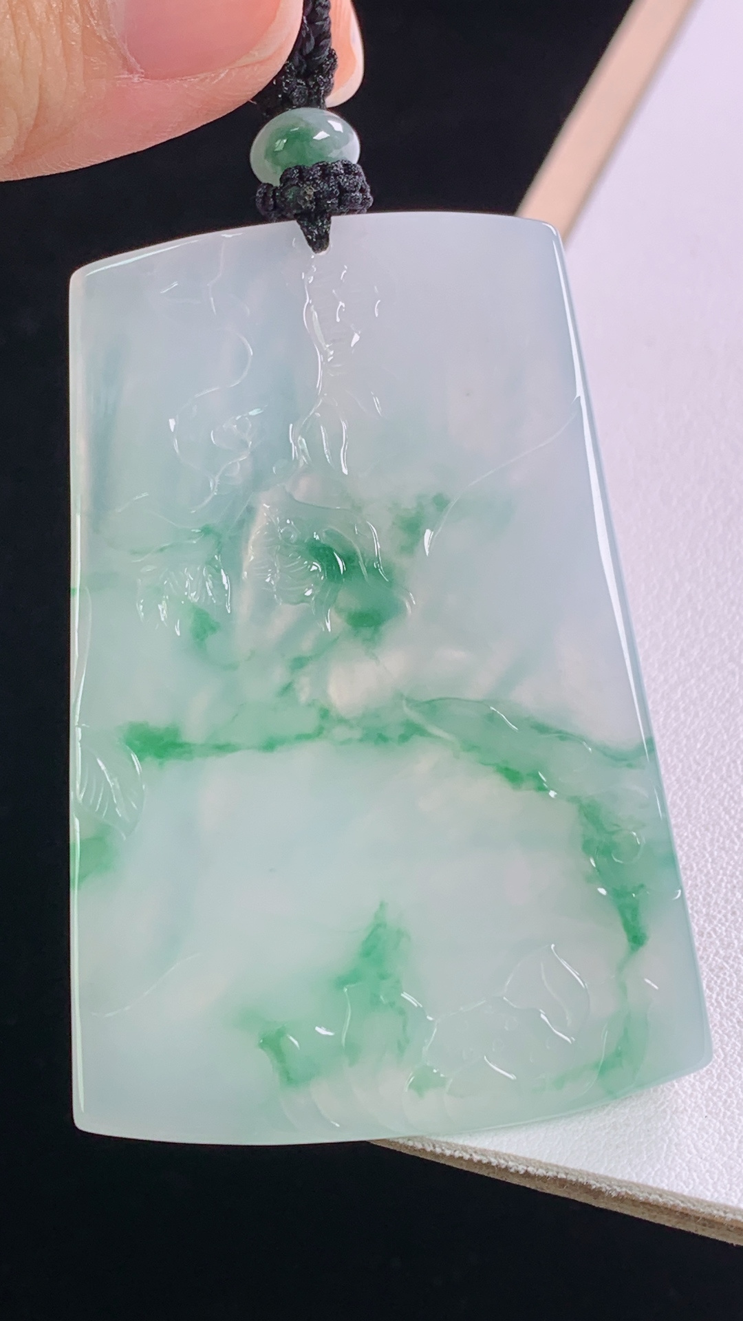 冰飘花大势至菩萨 花色灵动，水润细腻，无裂 尺寸:60.3-41.6-5.5mm