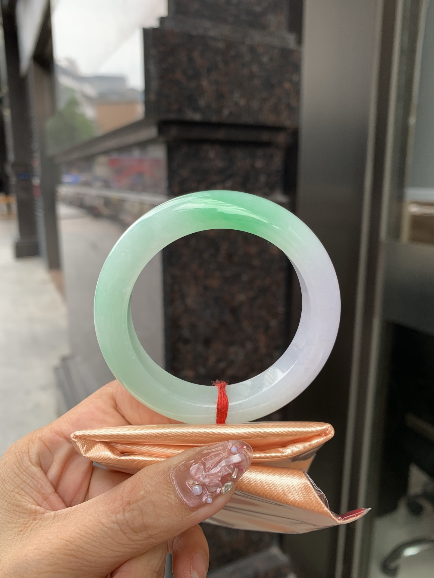 春彩正圈 51.7-9.4-12.1 0610-37054 打灯细纹，一抹阳绿花碰上梦幻般的春，像是