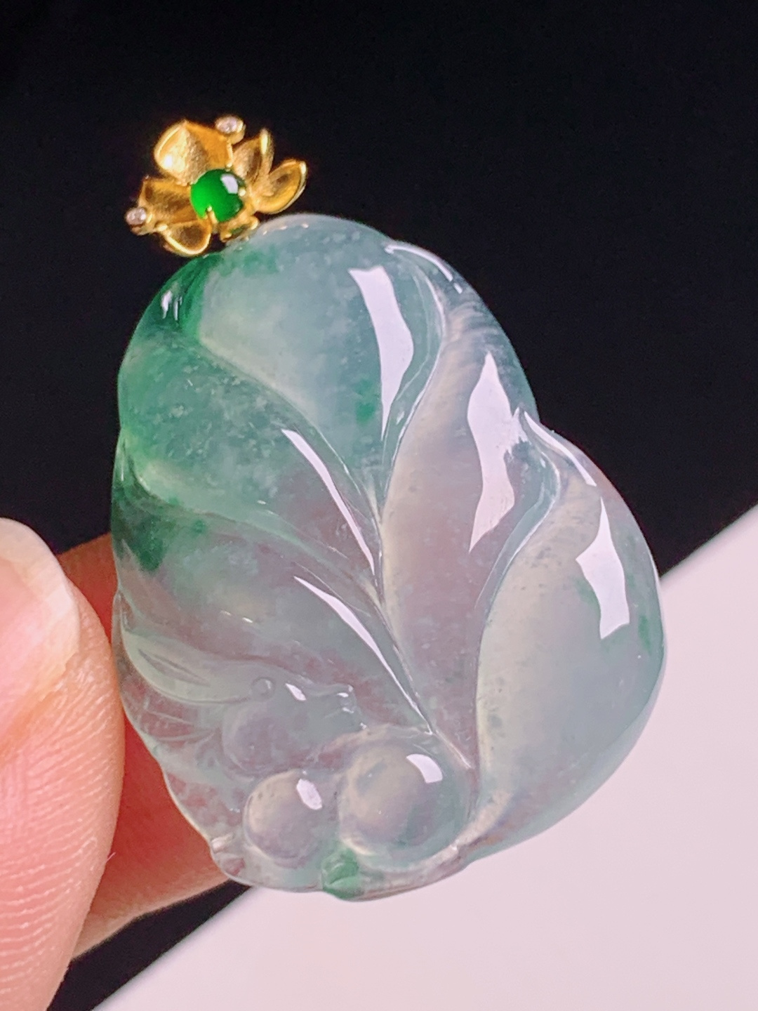 ️ 飘花九尾狐吊坠，冰透莹润飘花灵动，18K金镶阳绿顶珠寓意 裸石30.6-22.5-4.7 整体36.6 530608