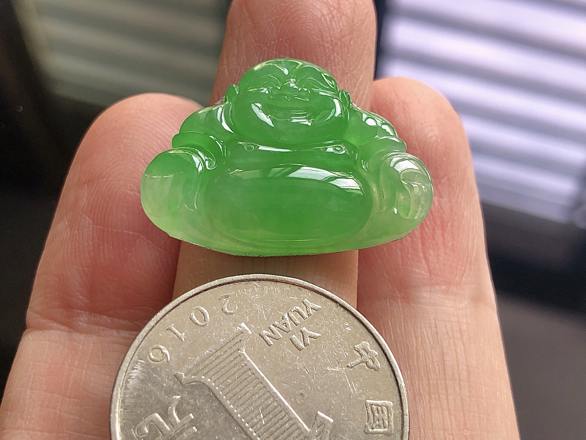 ️ 冰种阳绿佛公， 色泽艳阳，通透水润，玉质细腻，夺目迷人，雕工精湛，面相慈祥大气，品相，无裂，尺寸26.5*18.7*5