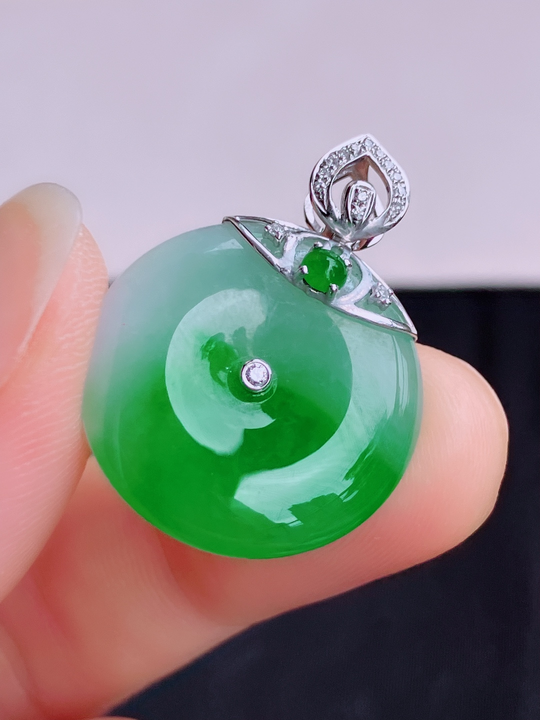 翠绿平安扣，色美清爽，尺寸26/20.8/5/自然光实拍