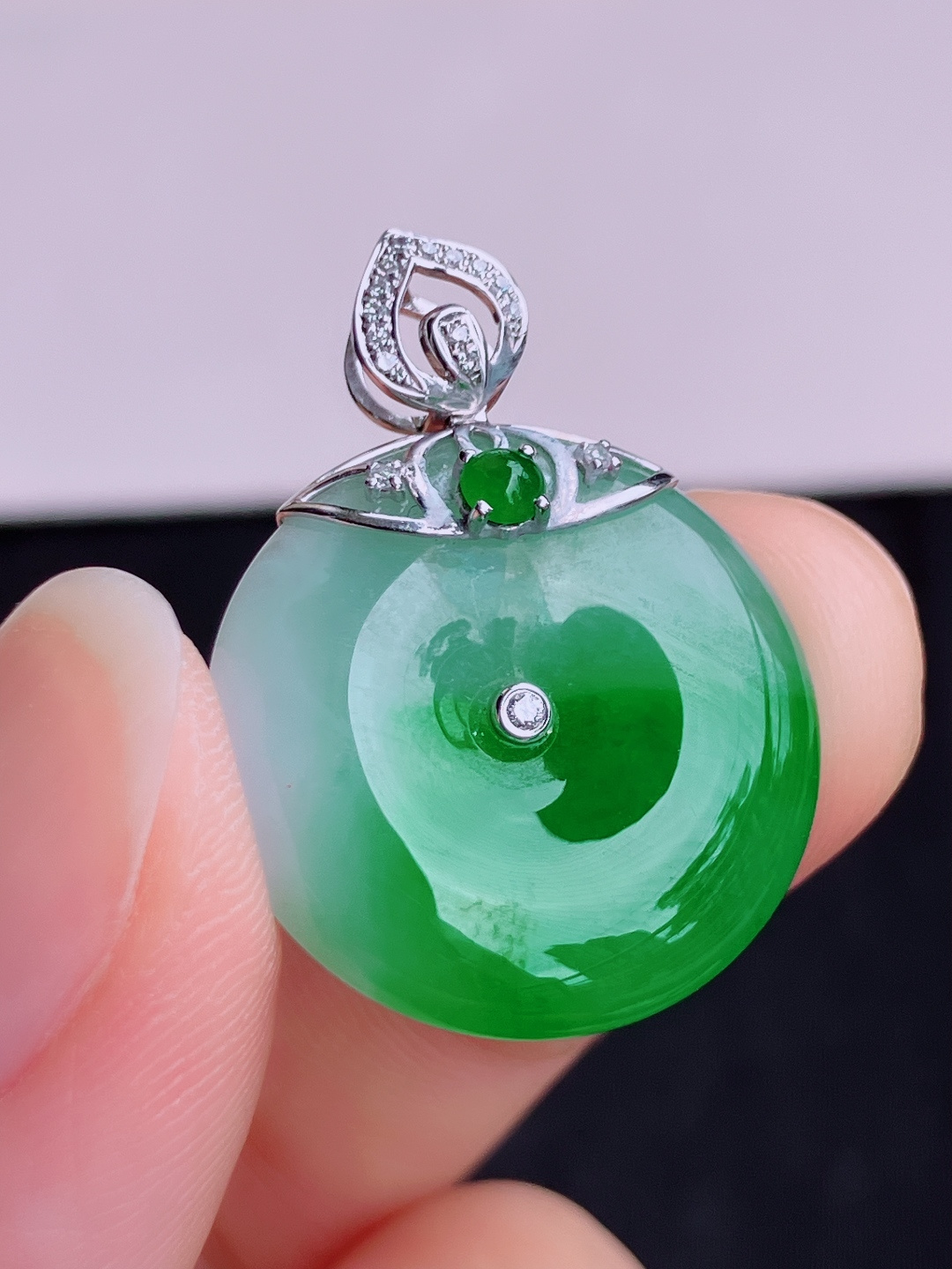 翠绿平安扣，色美清爽，尺寸26/20.8/5/自然光实拍