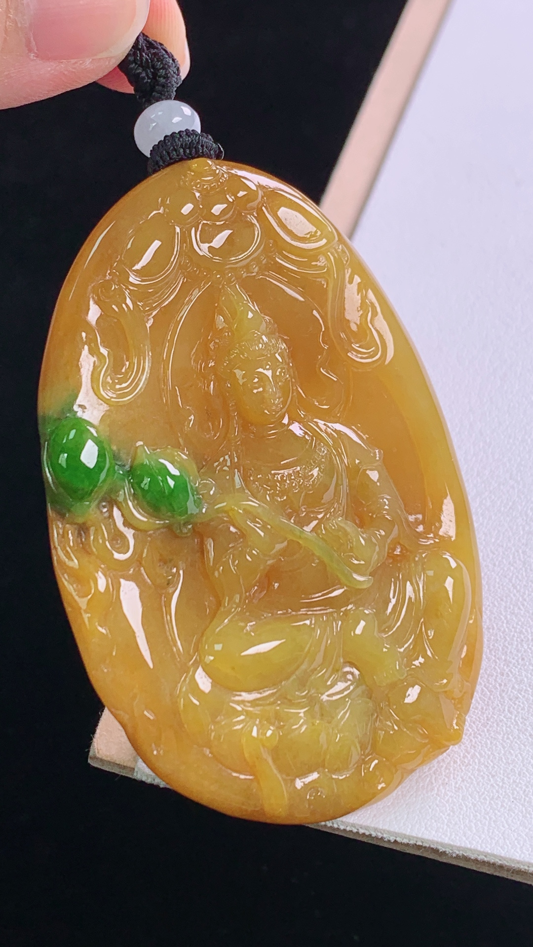 黄加绿大势至菩萨 色彩丰富，种色兼备，无裂 尺寸:65.0-43.9-6.0mm 7