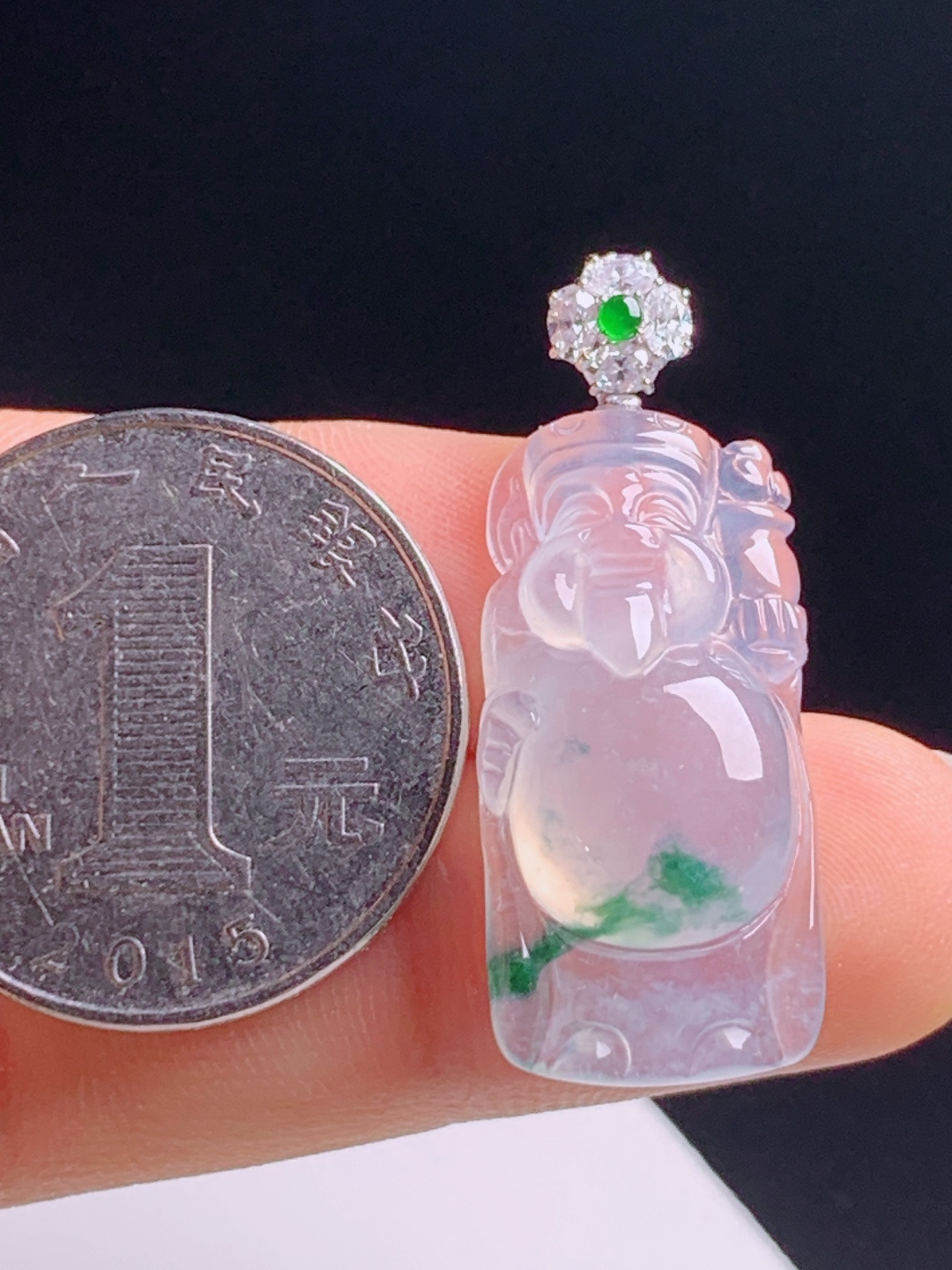 冰种飘花财神吊坠，冰透莹润飘花灵动，雕工精细镶阳绿顶珠招财纳福