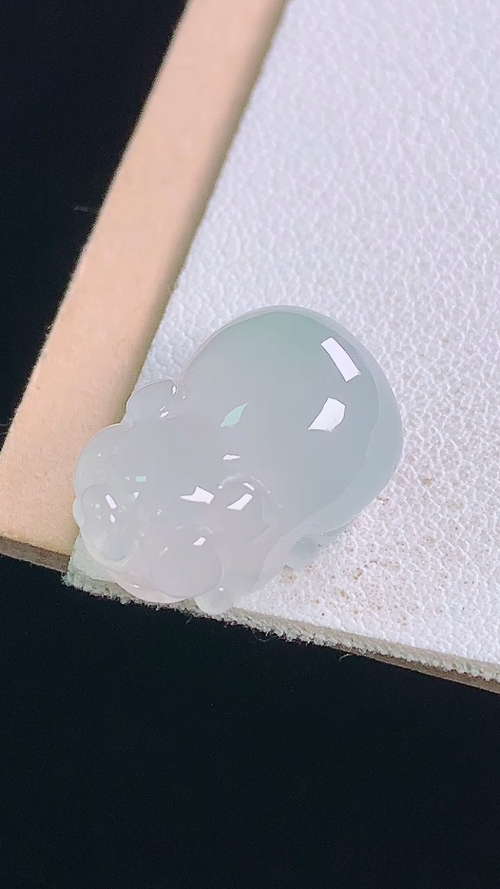 冰种小猪，无裂，尺寸:17.2-11.8-9.2mm