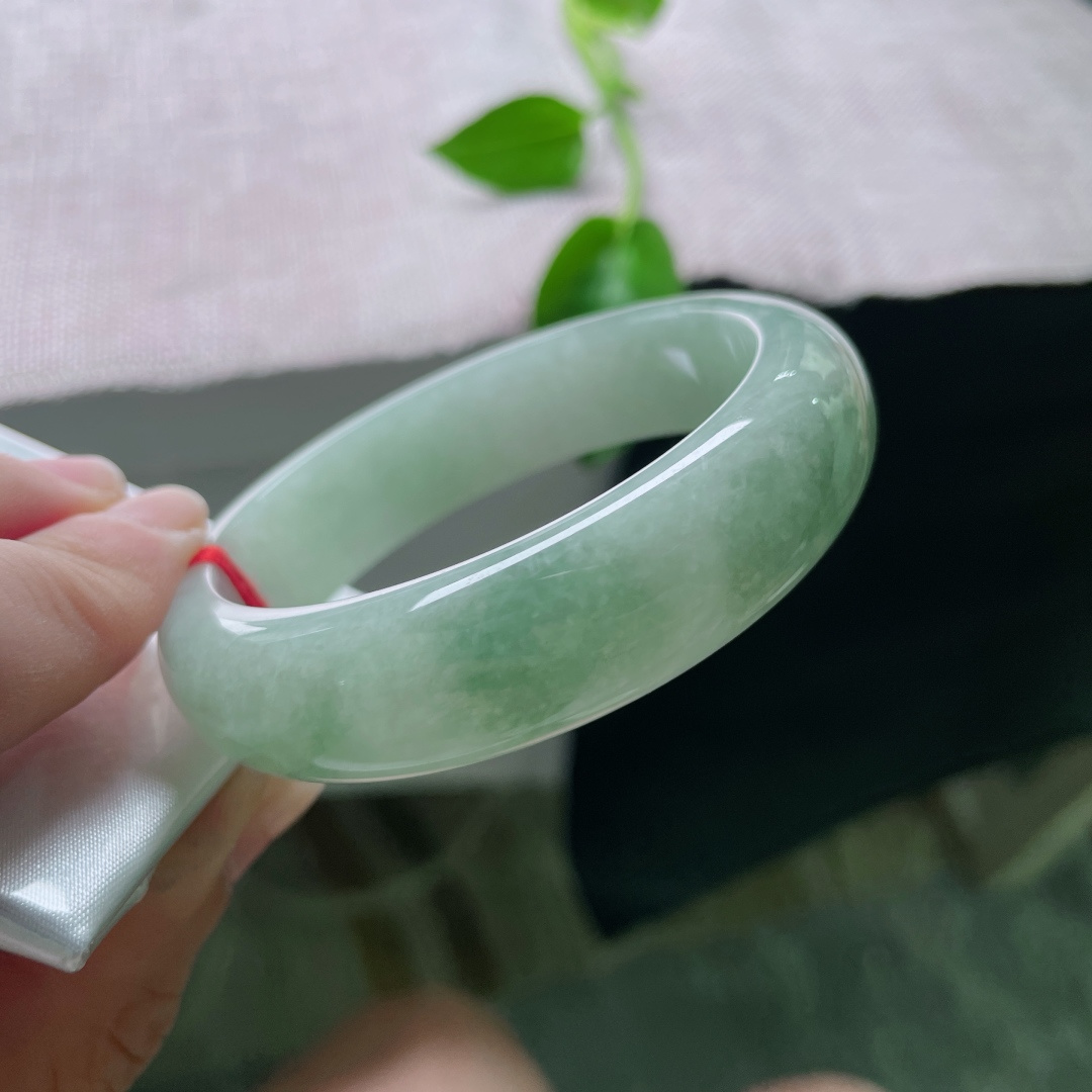 54.5/15.1/8，浅油绿正圈，宽版轮胎镯，大气端庄，水头好，种老，无裂，ss53219a
