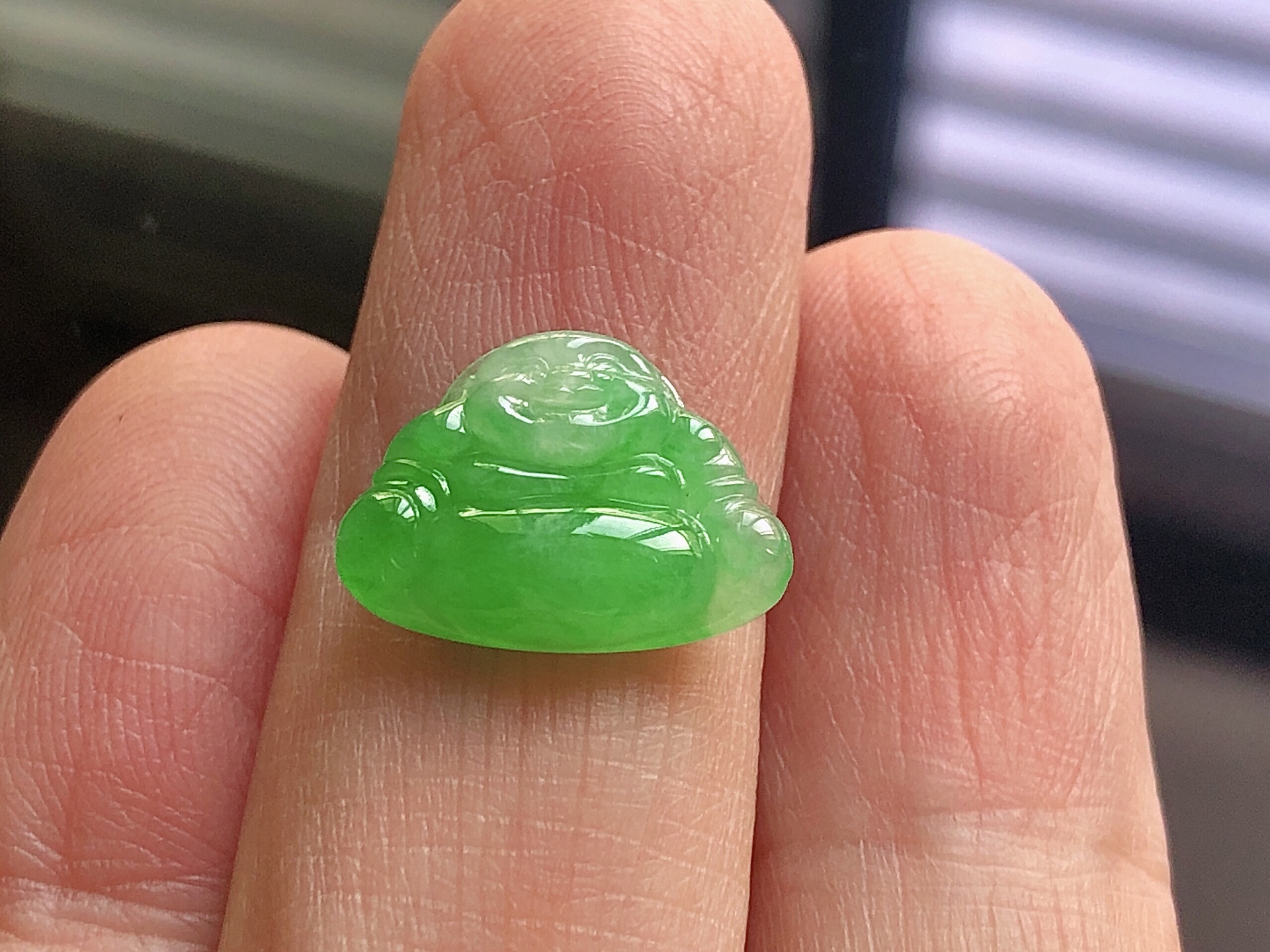 冰种阳绿佛公，色泽艳阳，通透水润，玉质细腻，夺目迷人，雕工精湛，面相慈祥大气，品相，无裂，尺寸15.