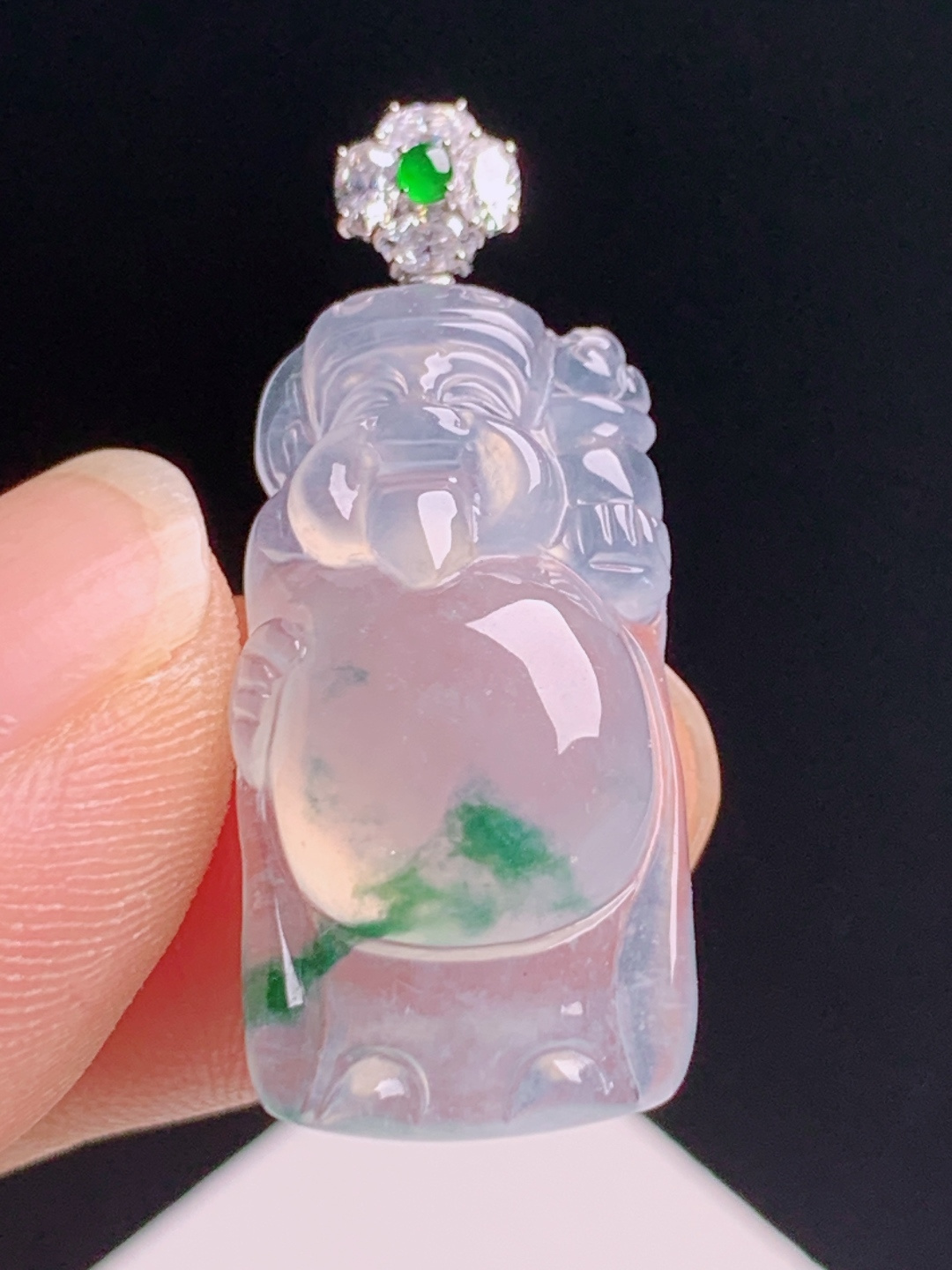 冰种飘花财神吊坠，冰透莹润飘花灵动，雕工精细镶阳绿顶珠招财纳福