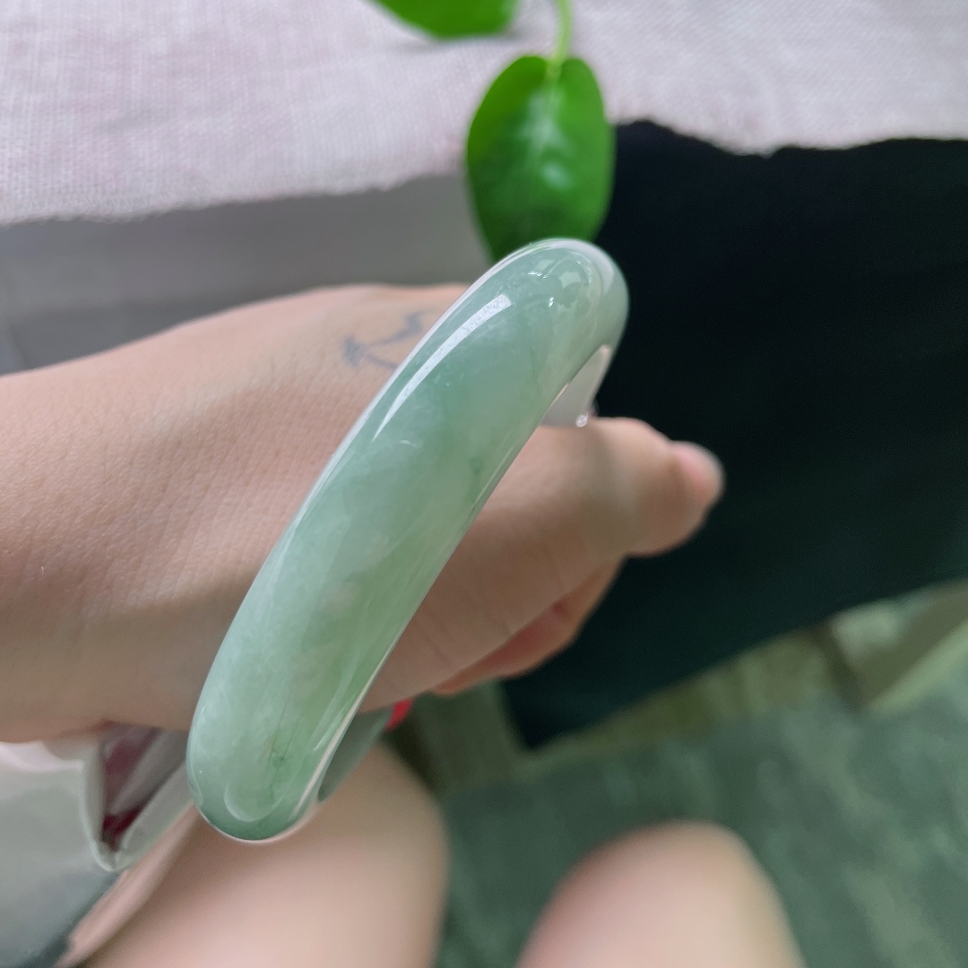 58.5/13/8.2，绿底正圈，水头好，丝丝缕缕飘花点缀，沉稳又不失庄重，无裂，ss54223a