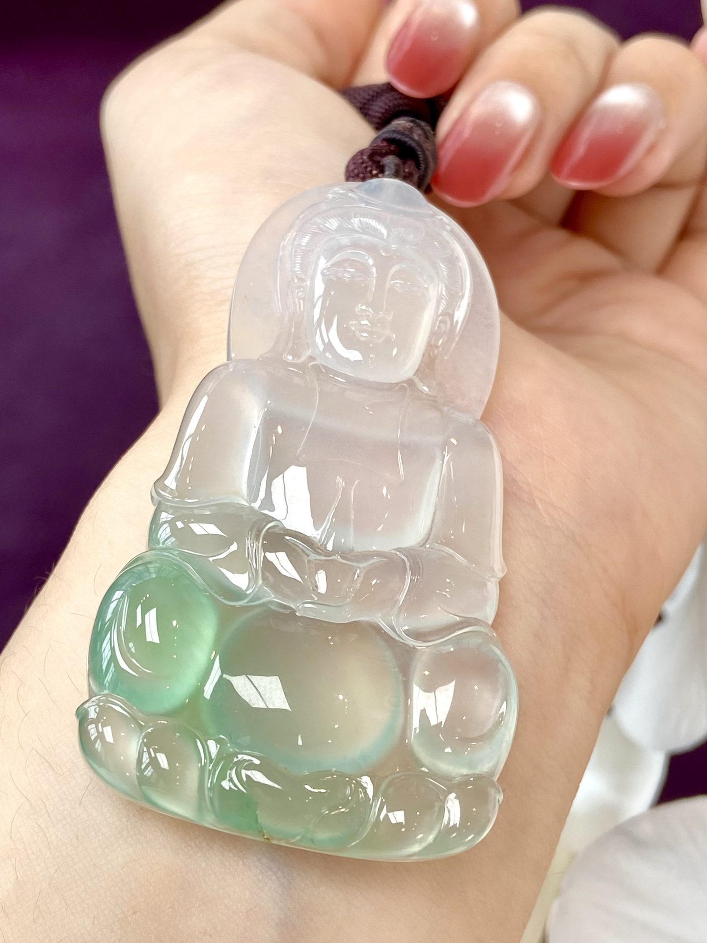 玻璃种飘绿观音吊坠，溢出屏幕的冰透感，一抹飘绿尽显禅意，慈眉善目，佩之 静心 安宁，裸石 64.3-36-6.6mm，无裂