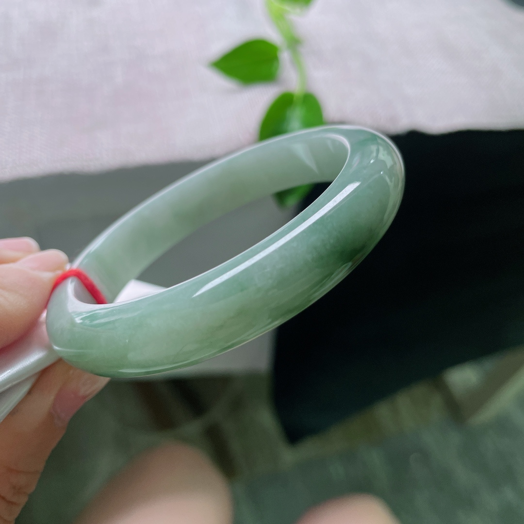 57.7/12.1/7.6，飘花正圈，肉质细腻干净，水头足，种老，沉稳内敛，无裂，ss54227a