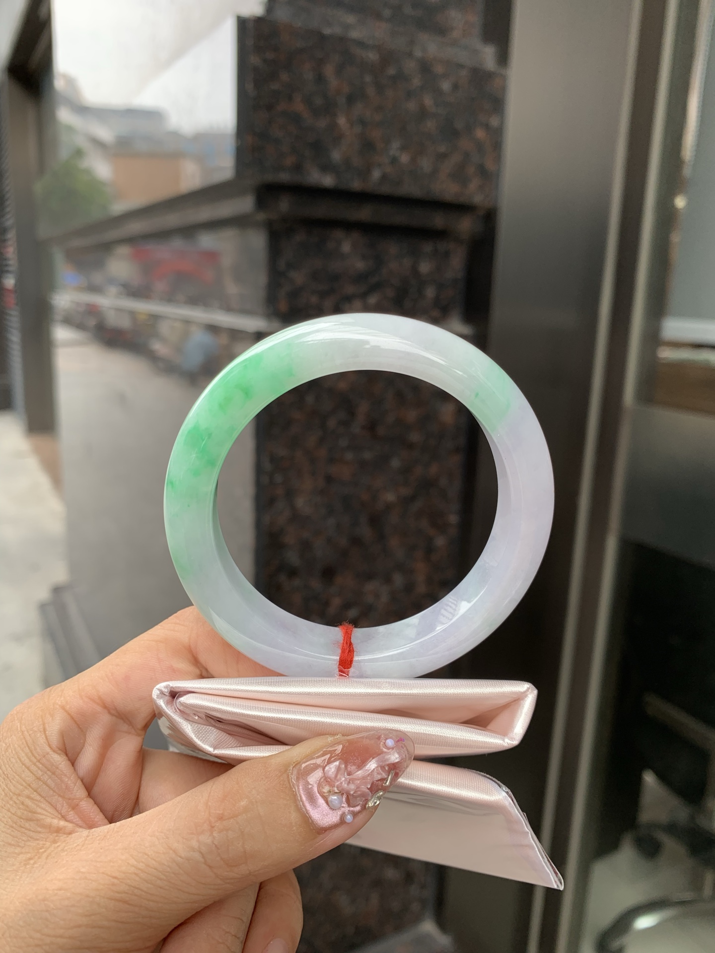白底青正圈 56.3-9-11.7 0610-N929-2 打灯细纹，底妆水润，有淡淡紫底，半圈绿花点缀，镯色生香，腕间之美，水润中透着灵气，仙气缭绕，温婉可人，举手投足间皆是美好