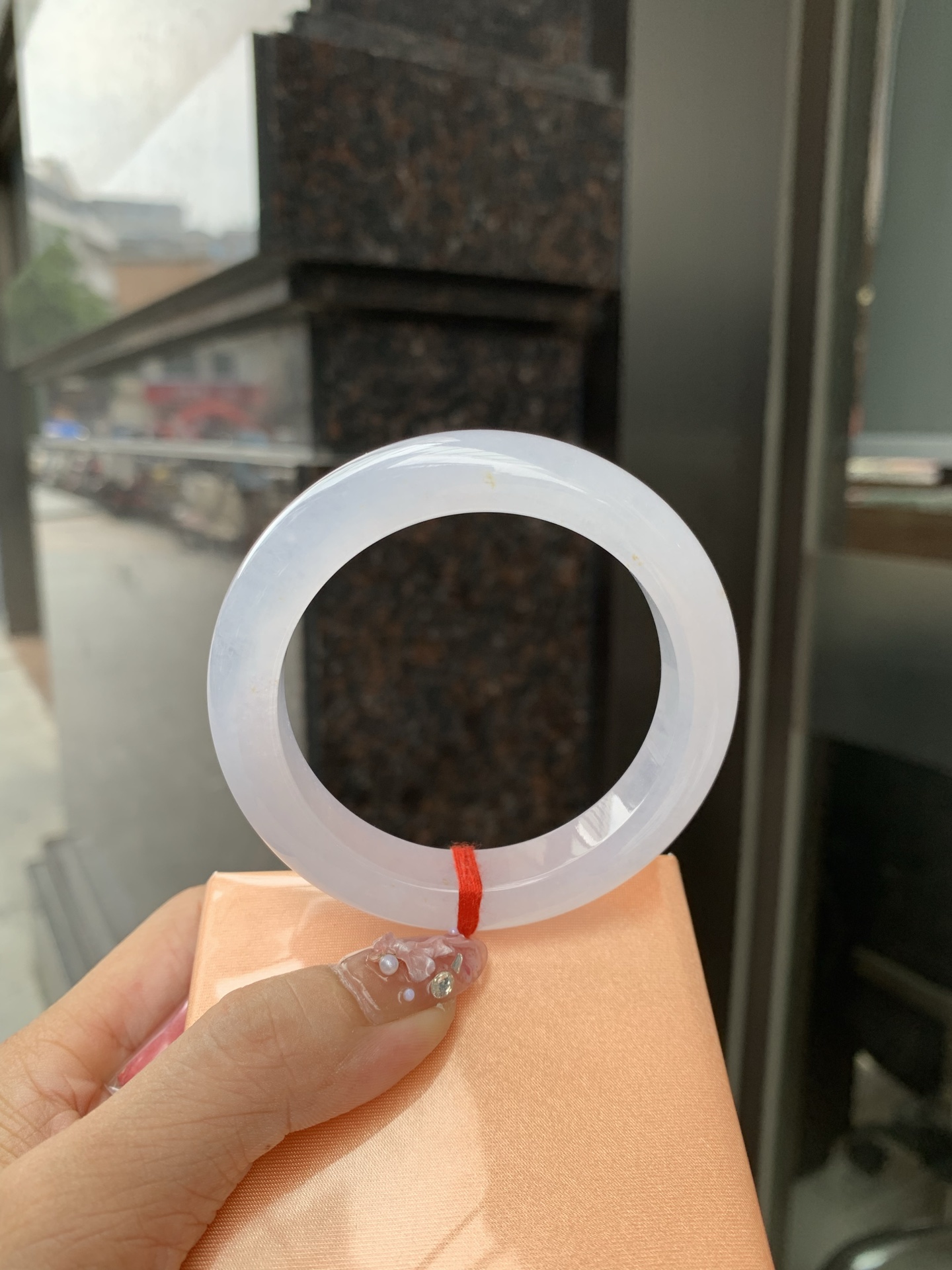 冰粉正圈 54.7-9.3-11.5 0610-N954 无裂，打灯棉絮，底妆冰润，淡淡粉紫，清透飘渺如雾般连绵，水光流转的美貌紫镯绝妙冰透，醉卧水云间，氤氲诗意的美跃然于手腕之间