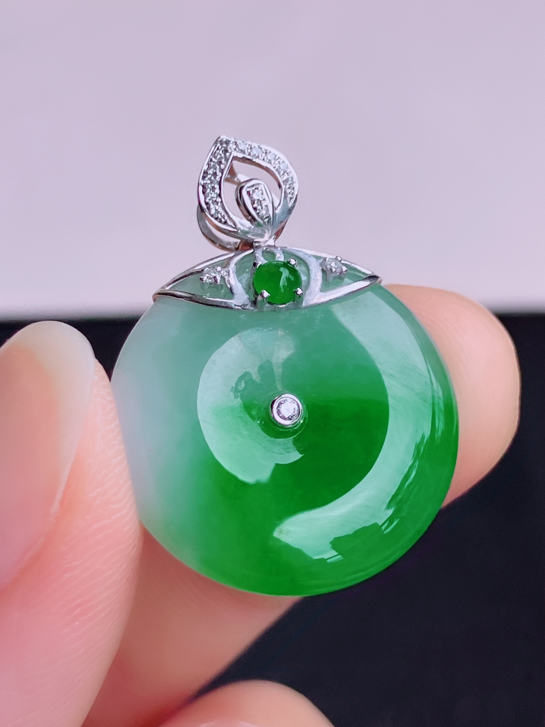 翠绿平安扣，色美清爽，尺寸26/20.8/5/自然光实拍