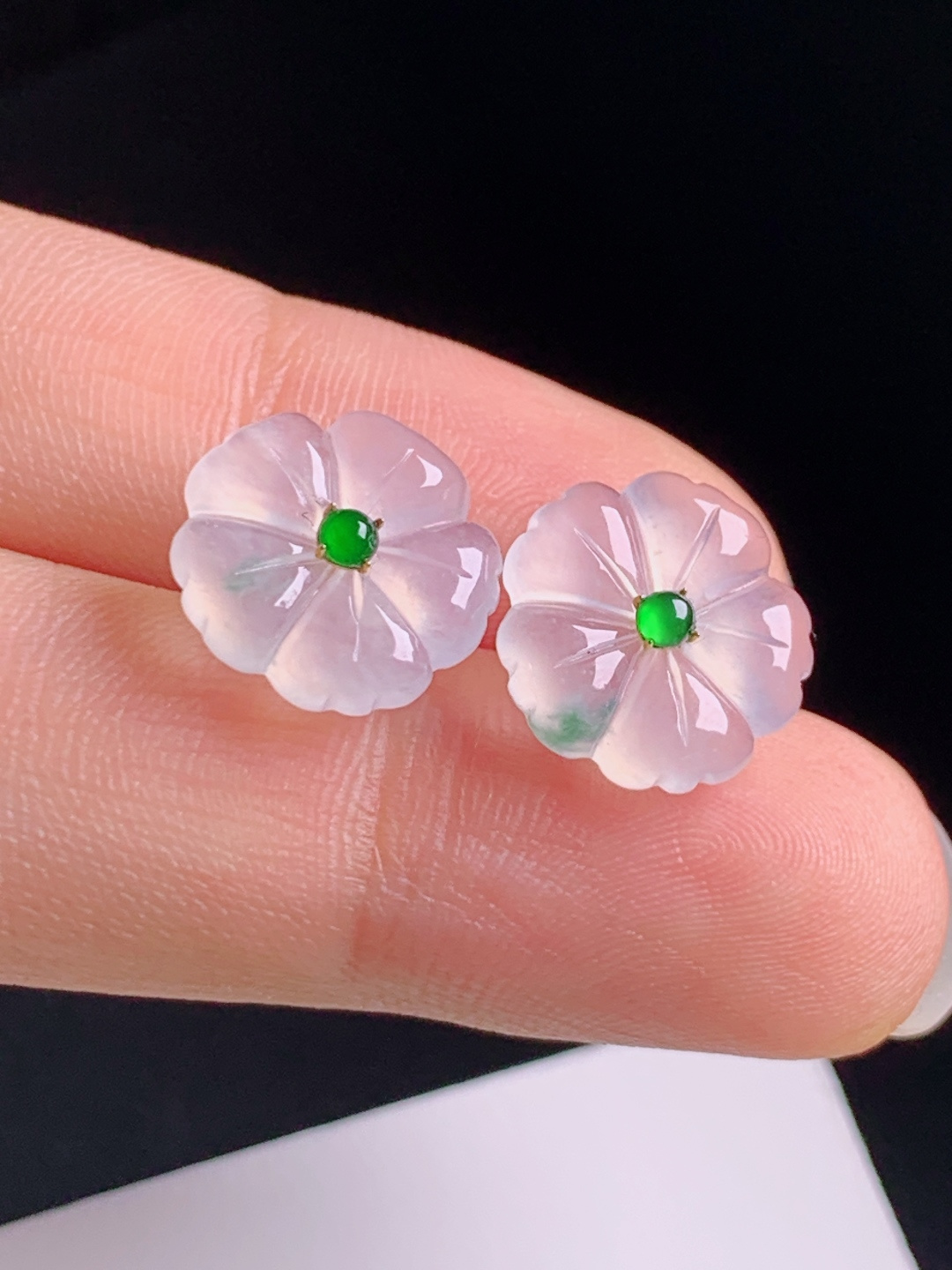 冰飘花花朵耳钉，冰润通透雕工细腻，阳绿配珠点缀清新雅致，小巧百搭