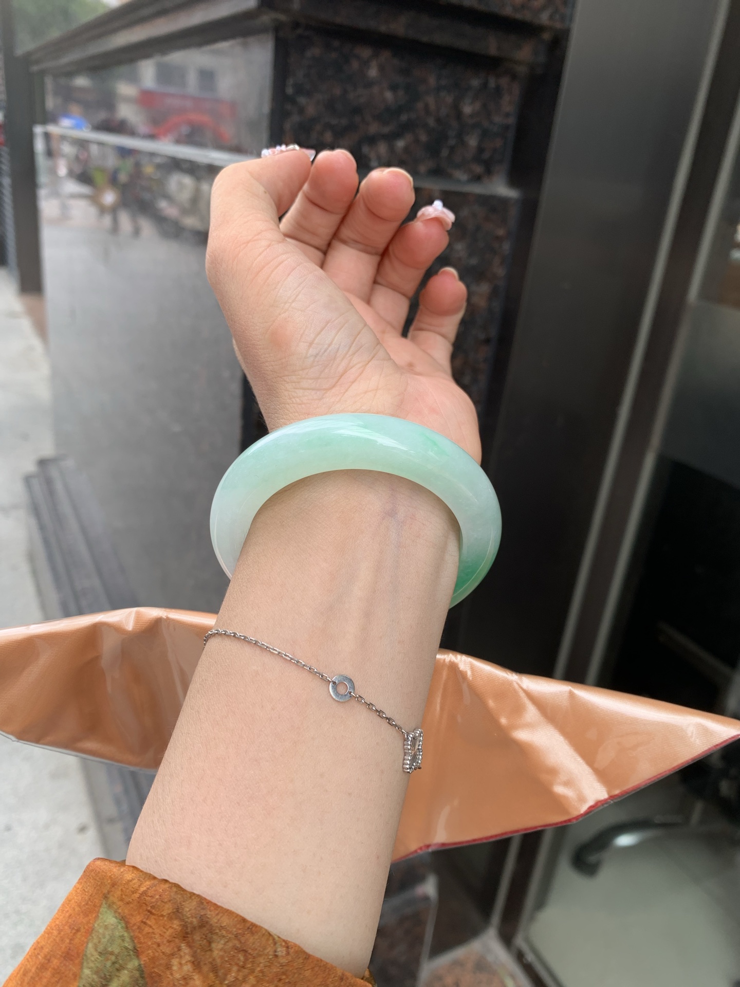 春彩正圈 51.7-9.4-12.1 0610-37054 打灯细纹，一抹阳绿花碰上梦幻般的春，像是融化了的春天，所有的美好交织在一起，让人心生宁静而淡淡的欢喜。