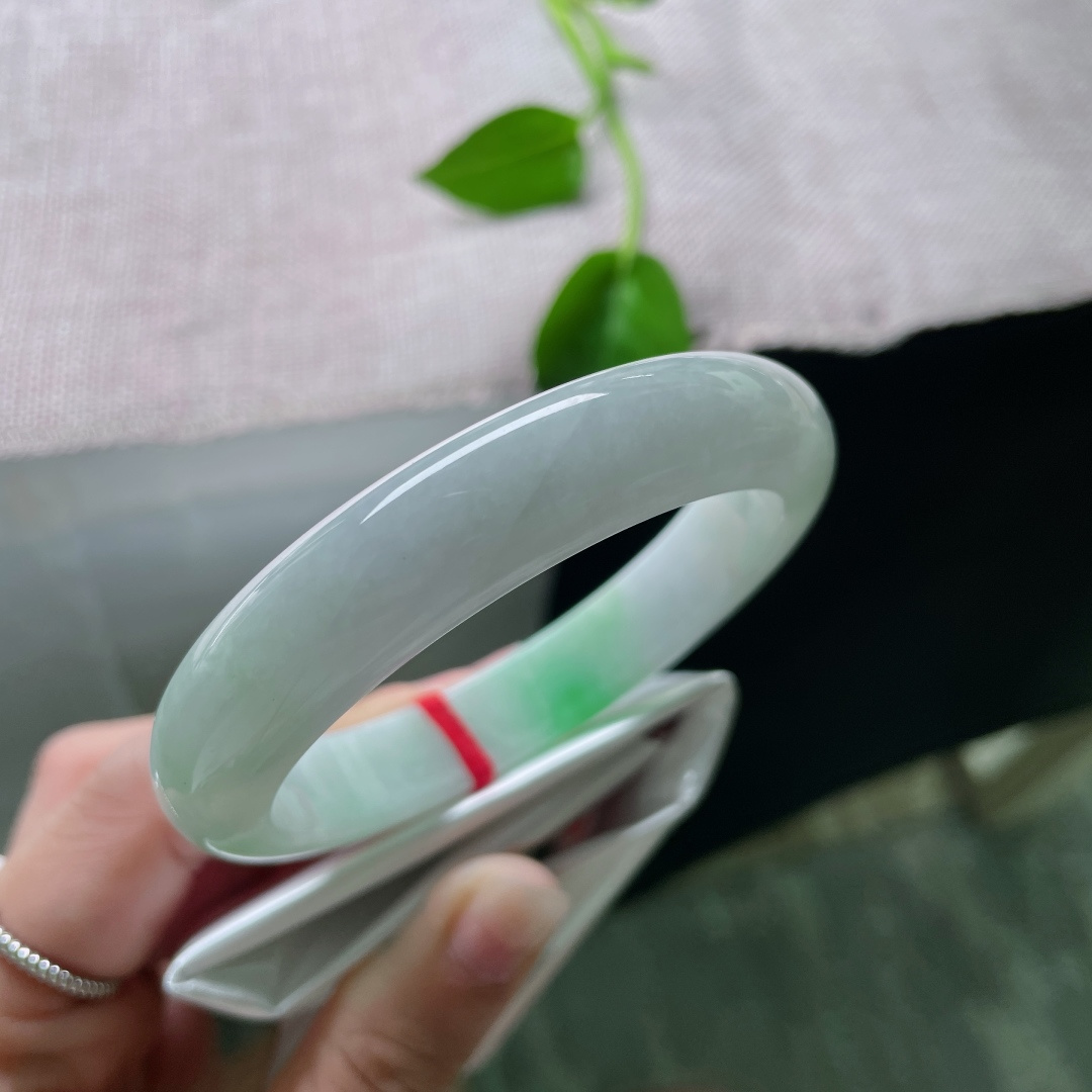 58.2/12.4/8.9飘绿正圈，水润细腻，一抹翠绿，优雅大方，有纹，ss53555a