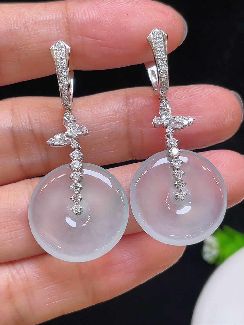 大件饱满，通透水润，玉质细腻，翠色鲜艳，18k金奢华钻石镶嵌，19.1-3.8