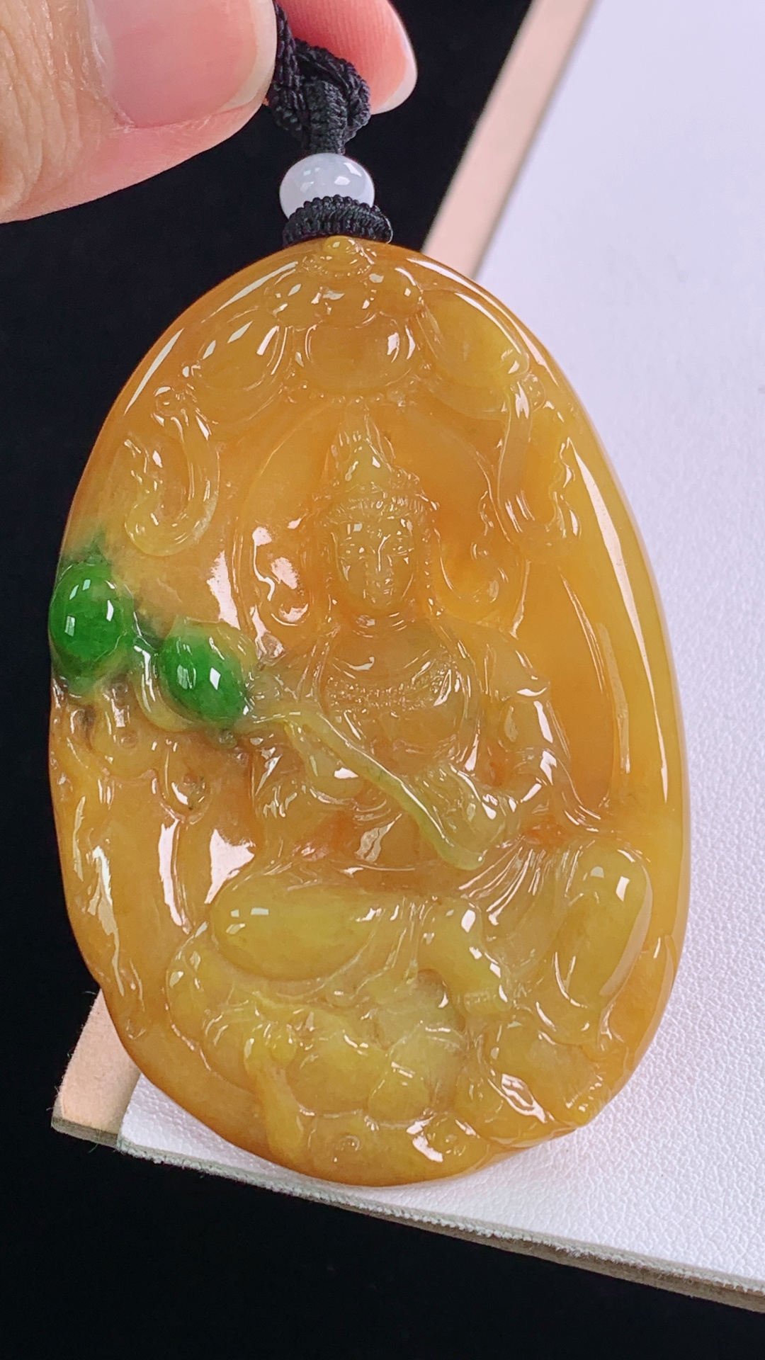 黄加绿大势至菩萨 色彩丰富，种色兼备，无裂 尺寸:65.0-43.9-6.0mm 7