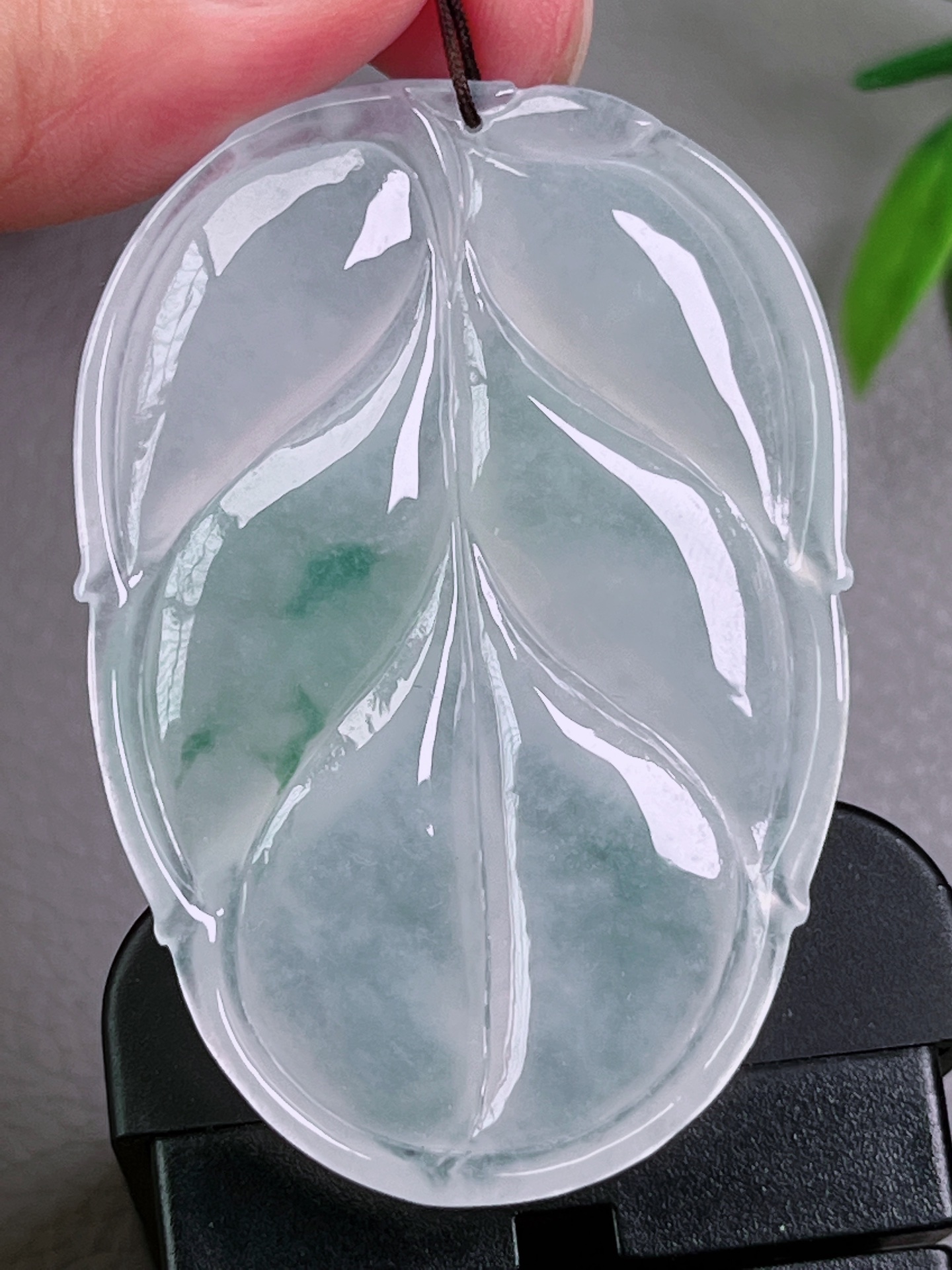 高冰种飘花大叶子，无裂，醇厚油洁，冰透水润，起荧光，尺寸：52.8-36-6.3