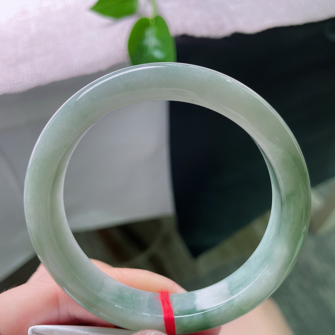 57.7/12.1/7.6，飘花正圈，肉质细腻干净，水头足，种老，沉稳内敛，无裂，ss54227a