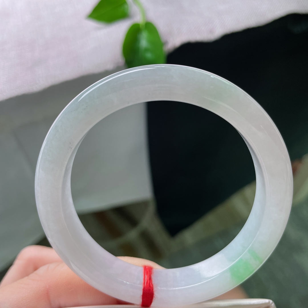 55.6/11.5/8.9飘绿正圈，水润细腻，种水十足，一抹翠色，贵气，有纹，ss53777a