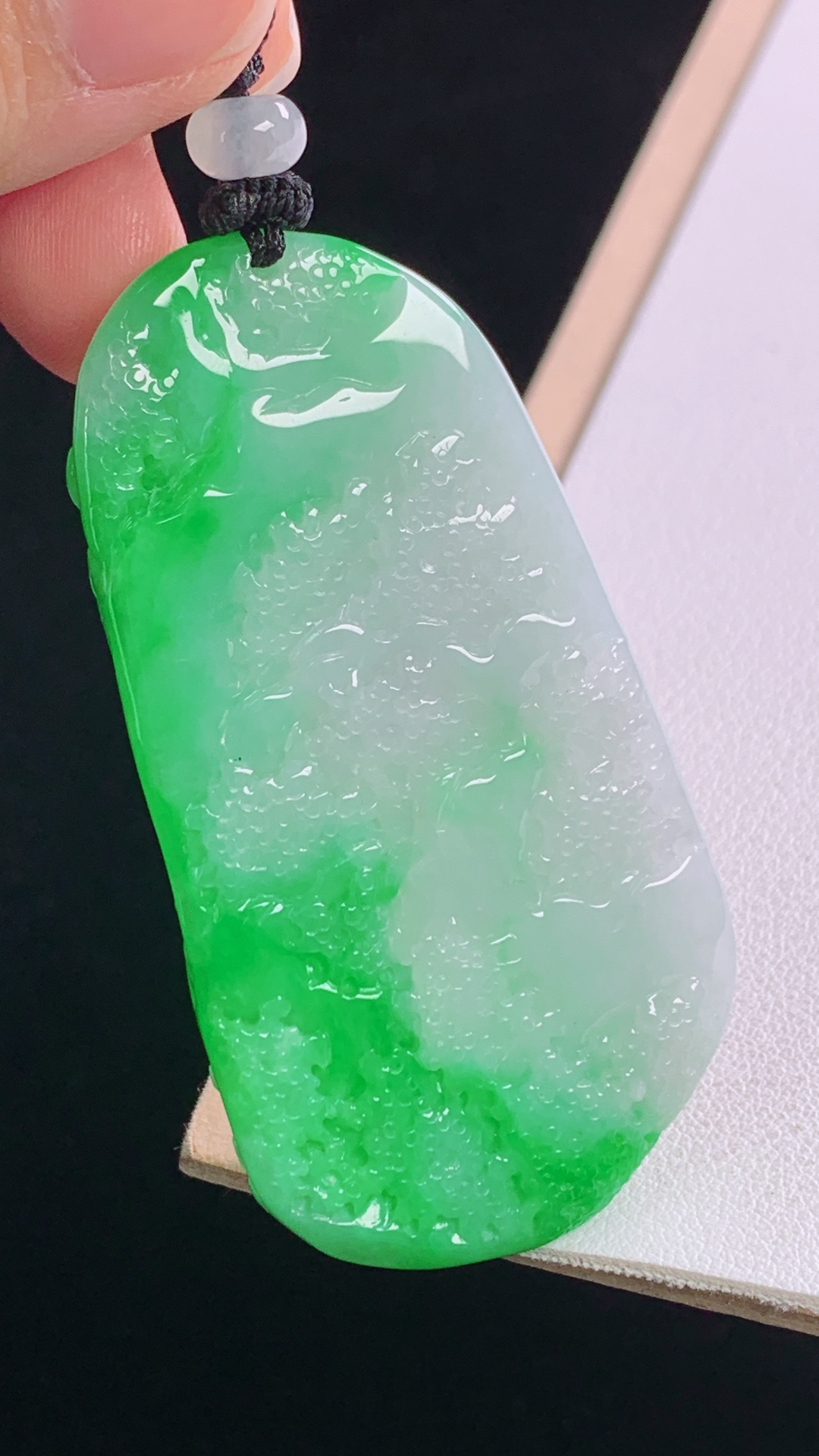 ️阳绿山水牌 色泽艳丽，雕工精湛，无裂 尺寸:61.5-32.0-5.7mm 7