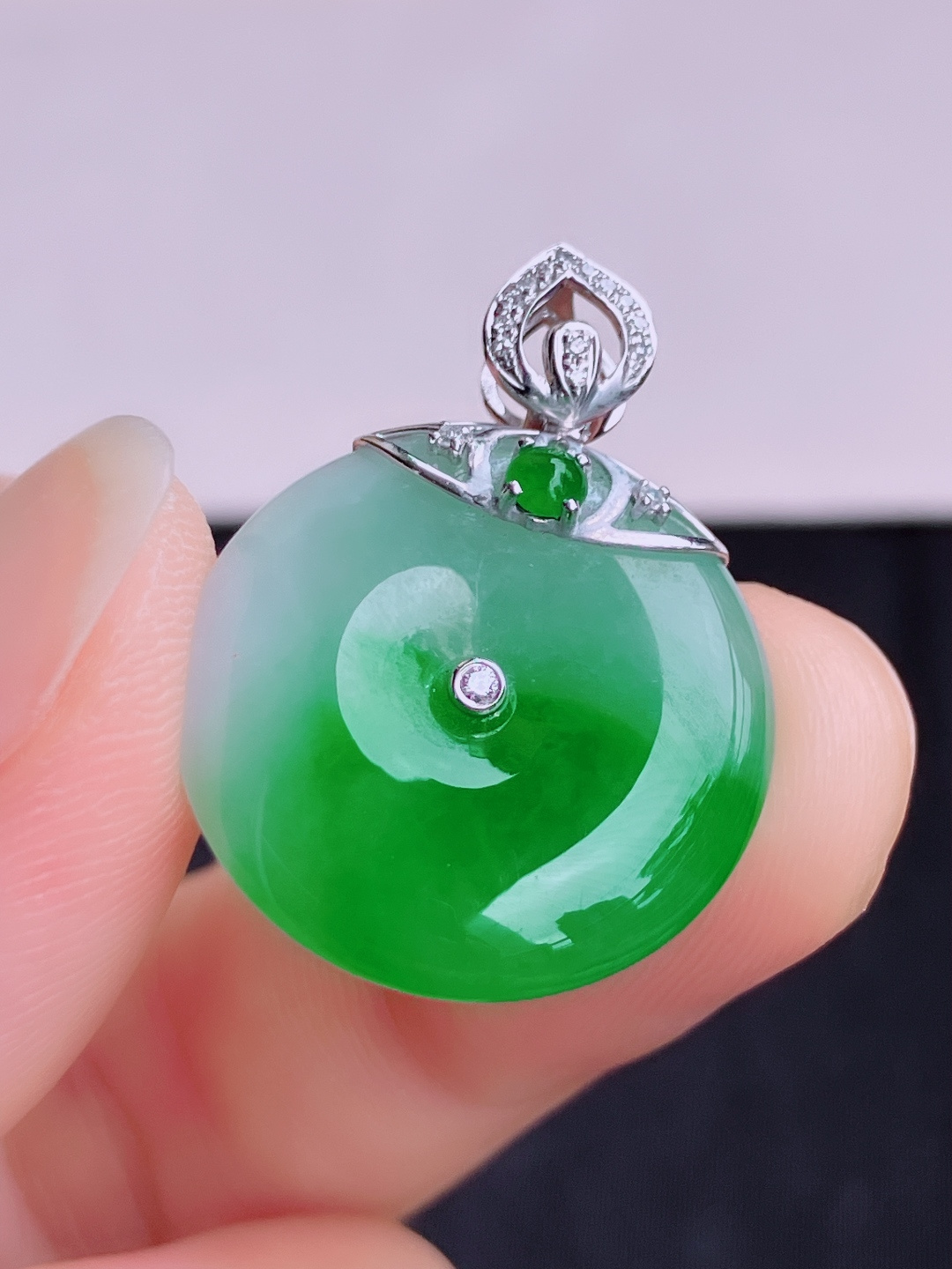 翠绿平安扣，色美清爽，尺寸26/20.8/5/自然光实拍