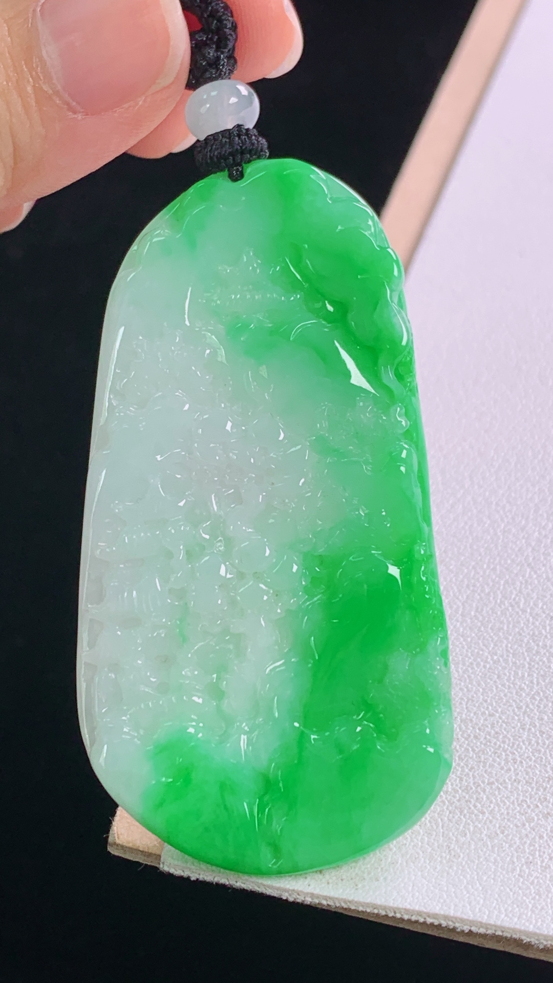 ️阳绿山水牌 色泽艳丽，雕工精湛，无裂 尺寸:61.5-32.0-5.7mm 7