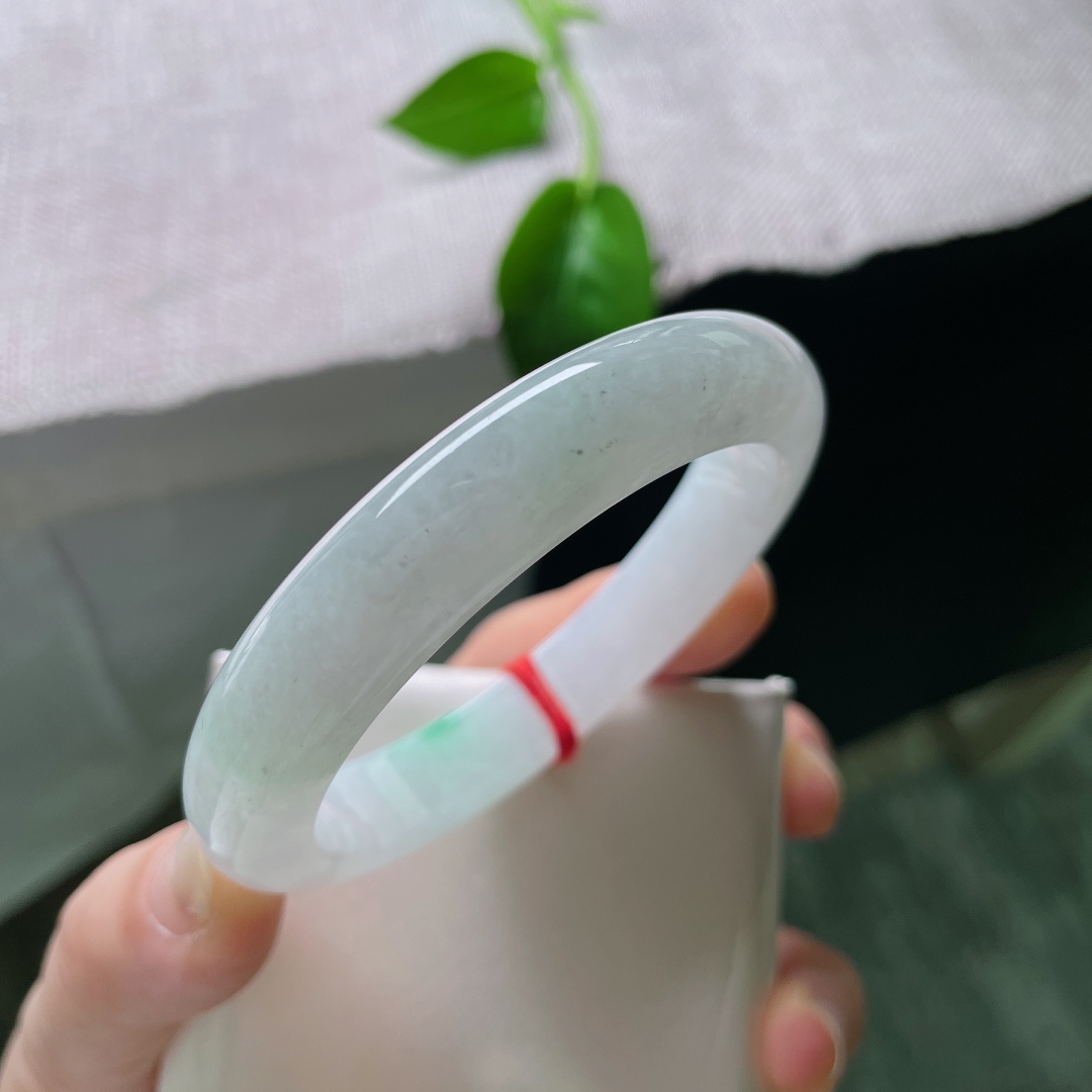 55.6/11.5/8.9飘绿正圈，水润细腻，种水十足，一抹翠色，贵气，有纹，ss53777a