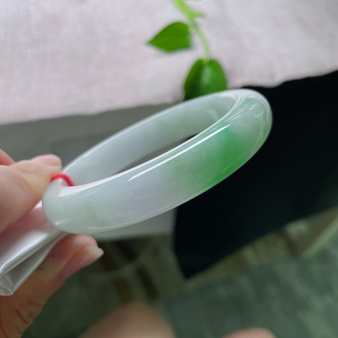 58.2/12.4/8.9飘绿正圈，水润细腻，一抹翠绿，优雅大方，有纹，ss53555a