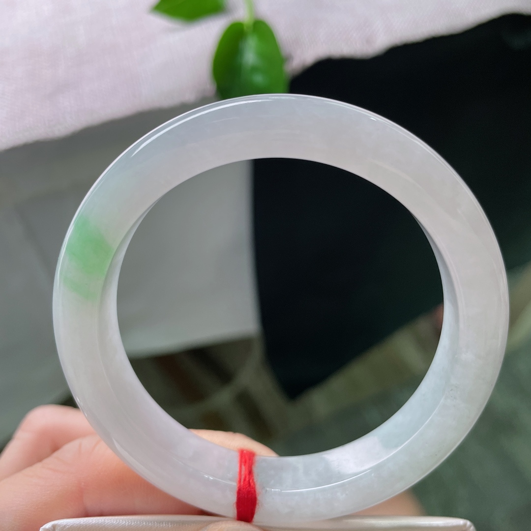 55.6/11.5/8.9飘绿正圈，水润细腻，种水十足，一抹翠色，贵气，有纹，ss53777a