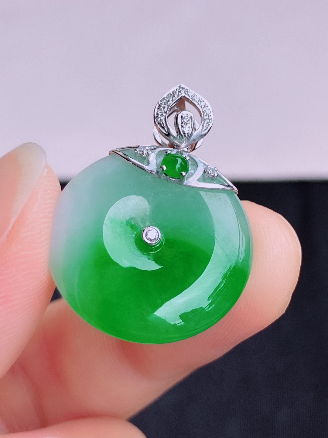 翠绿平安扣，色美清爽，尺寸26/20.8/5/自然光实拍