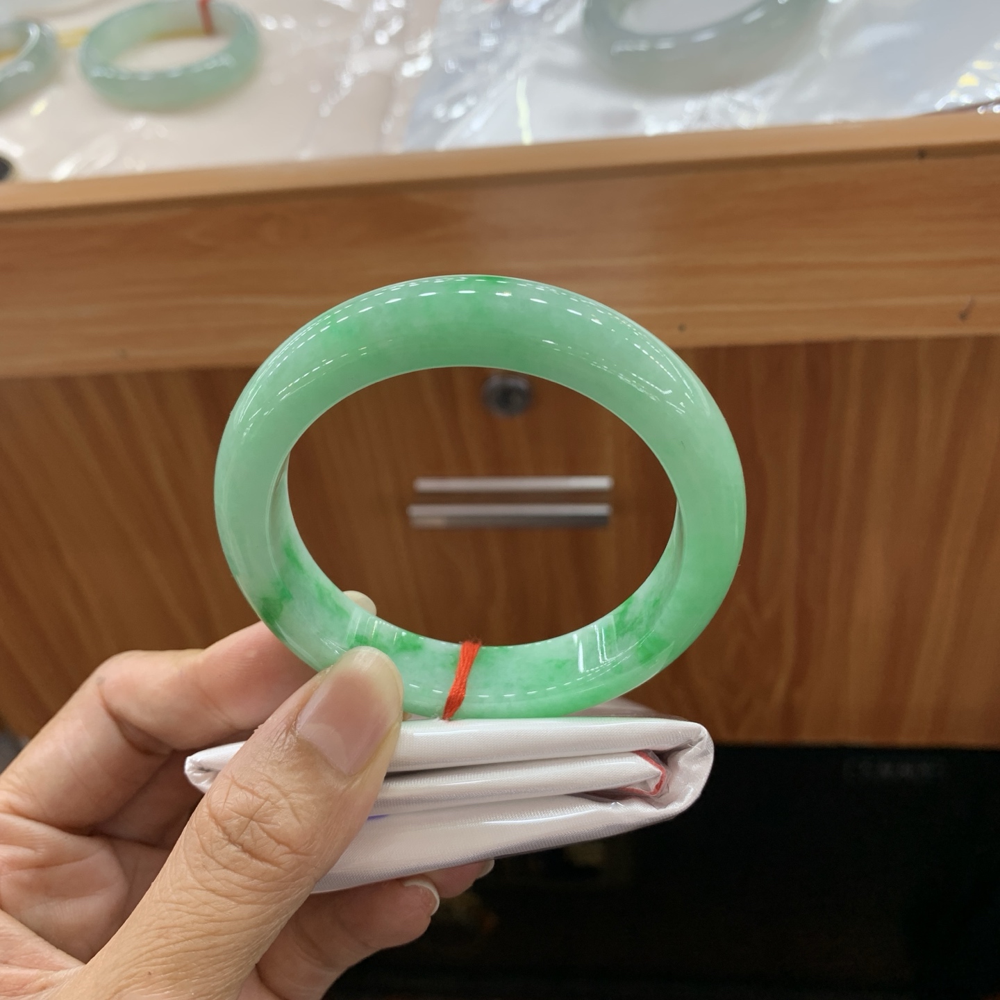 060912MMJ 飘绿正圈翡翠手镯 55.3-12.5-9