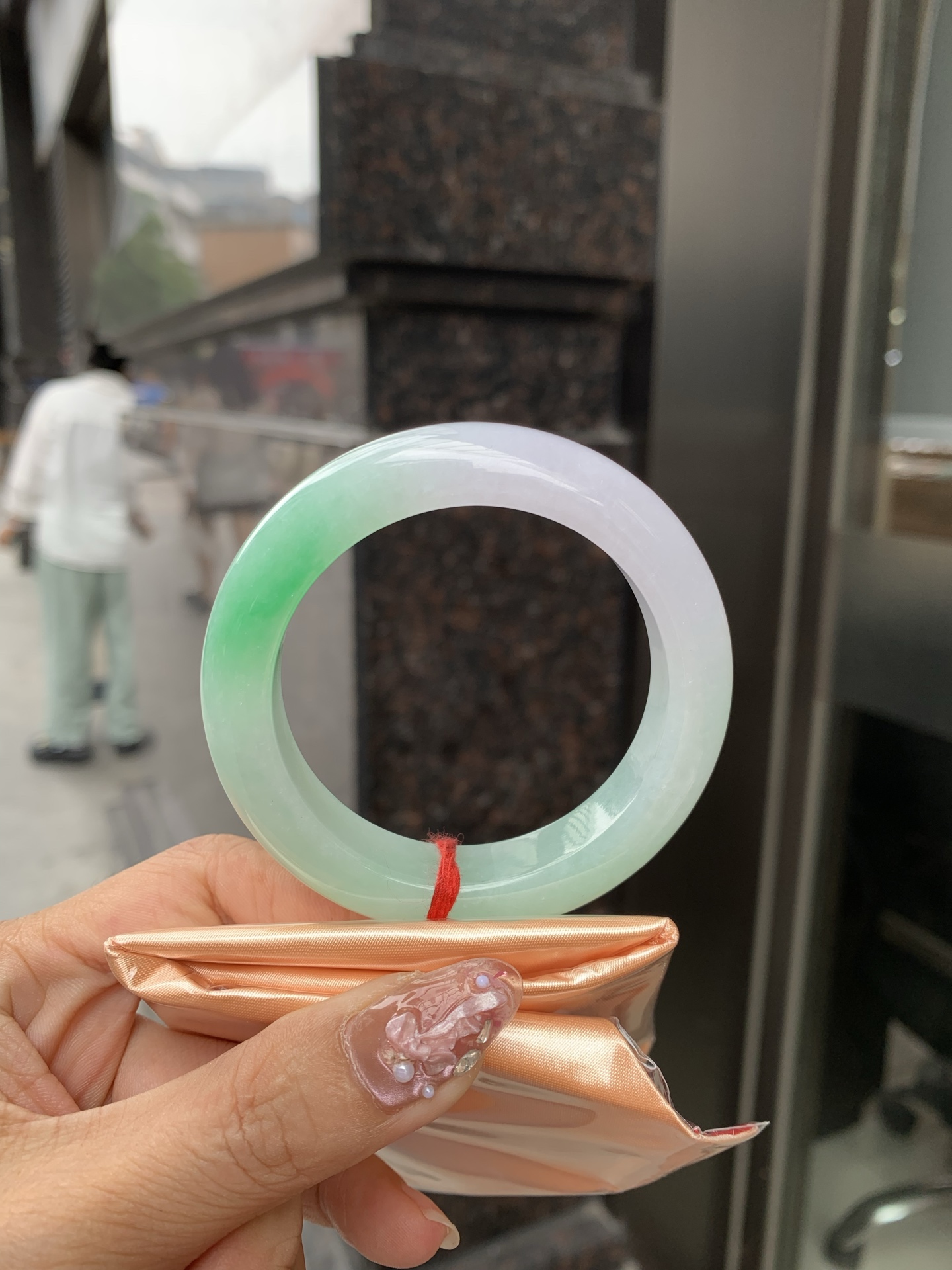 春彩正圈 51.7-9.4-12.1 0610-37054 打灯细纹，一抹阳绿花碰上梦幻般的春，像是融化了的春天，所有的美好交织在一起，让人心生宁静而淡淡的欢喜。