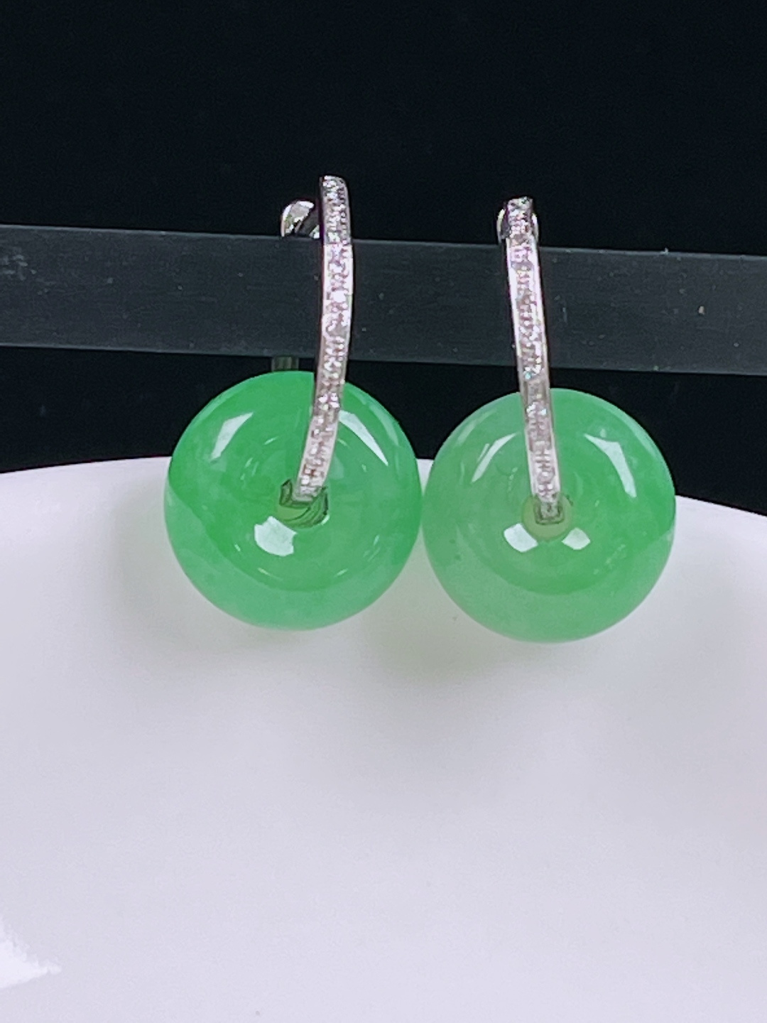 ️阳绿耳坠，老种起光，细底通透，尺寸：裸石11.5/5.4mm0612