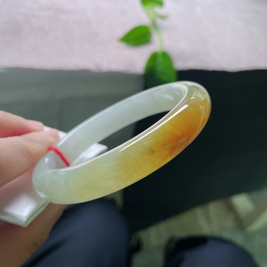 黄翡正圈，冰润细腻，大圈口，黄翡在手，富贵常有，把财气和运气都戴在身上。无裂，ss54616a