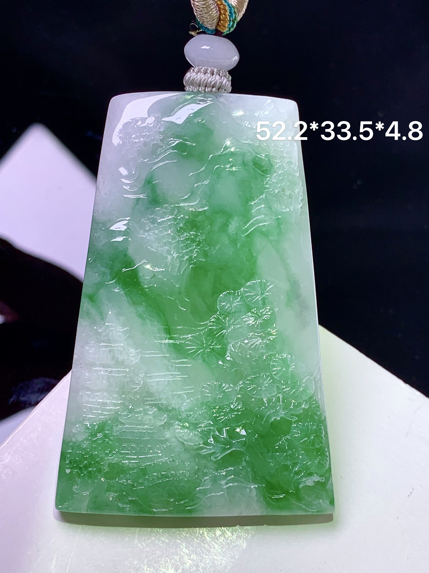 飘绿山水牌子吊坠 玉质细腻 色泽艳丽清新 整体尺寸52.2*33.5*4.8 w1