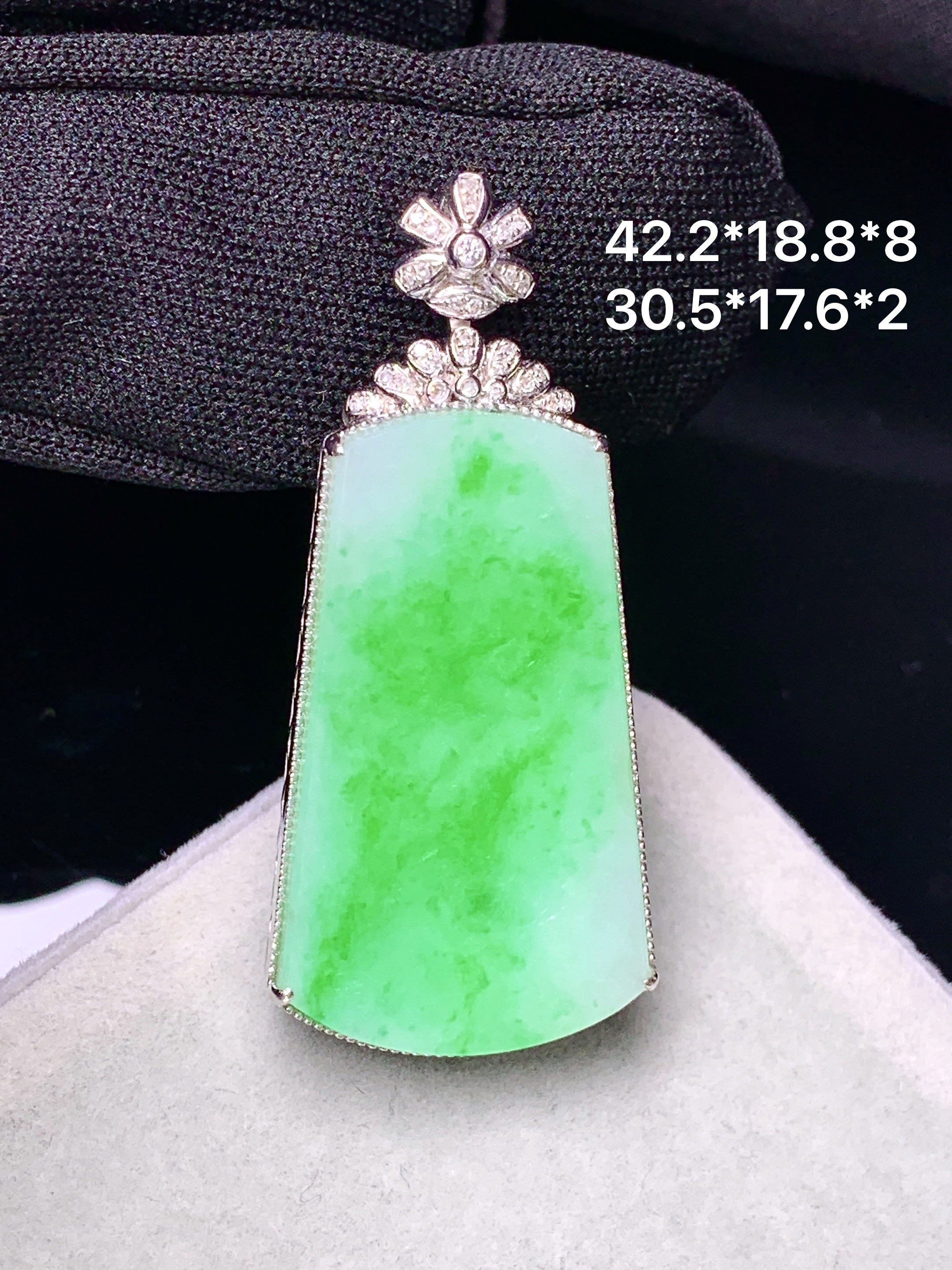 18金钻镶嵌飘绿无事牌吊坠 玉质细腻 色泽艳丽清新 整体尺寸42.2*18.8*8 j2