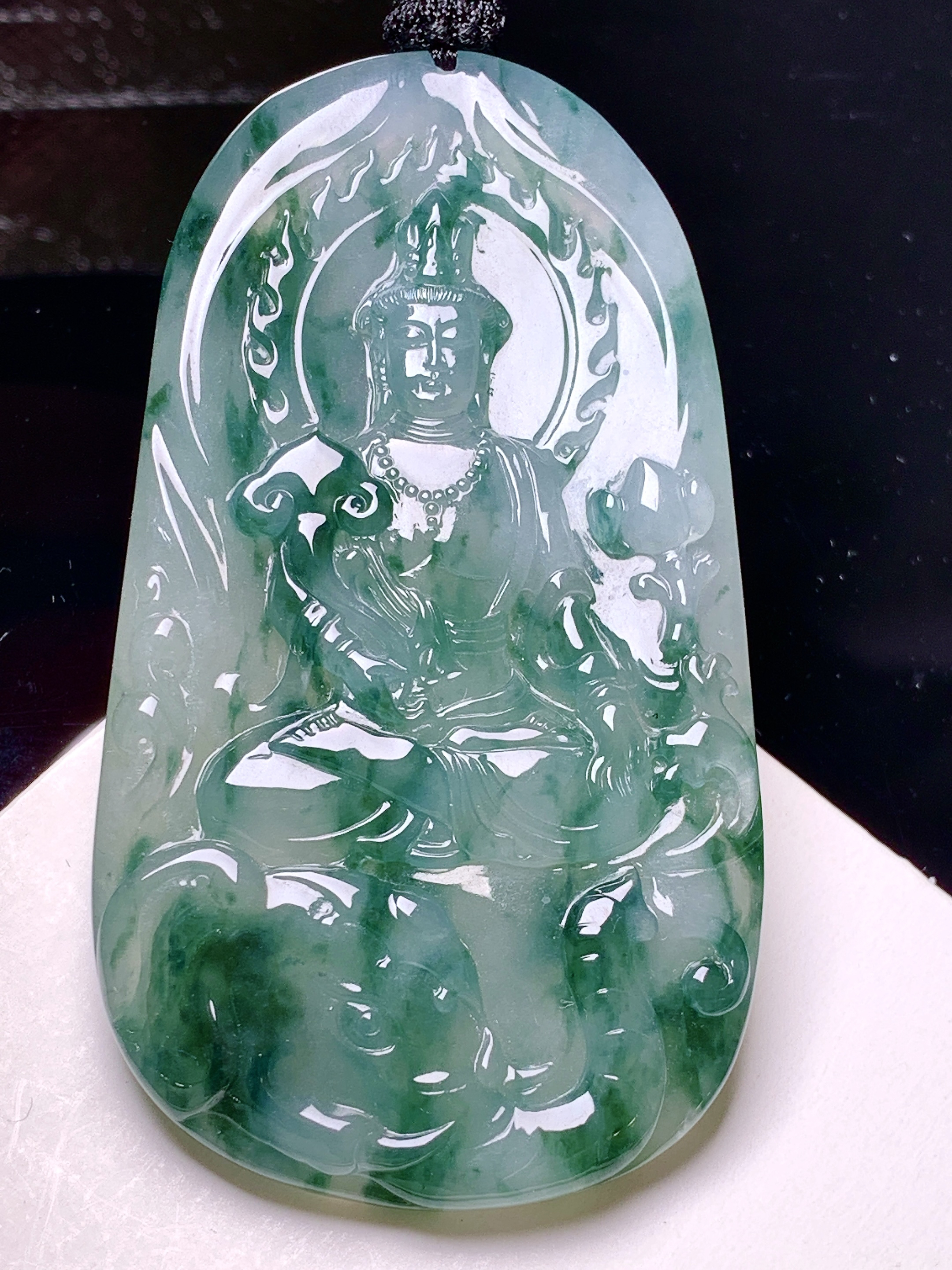 飘绿观音菩萨吊坠 玉质细腻 色泽艳丽清新 整体尺寸70.2*39*6 a2
